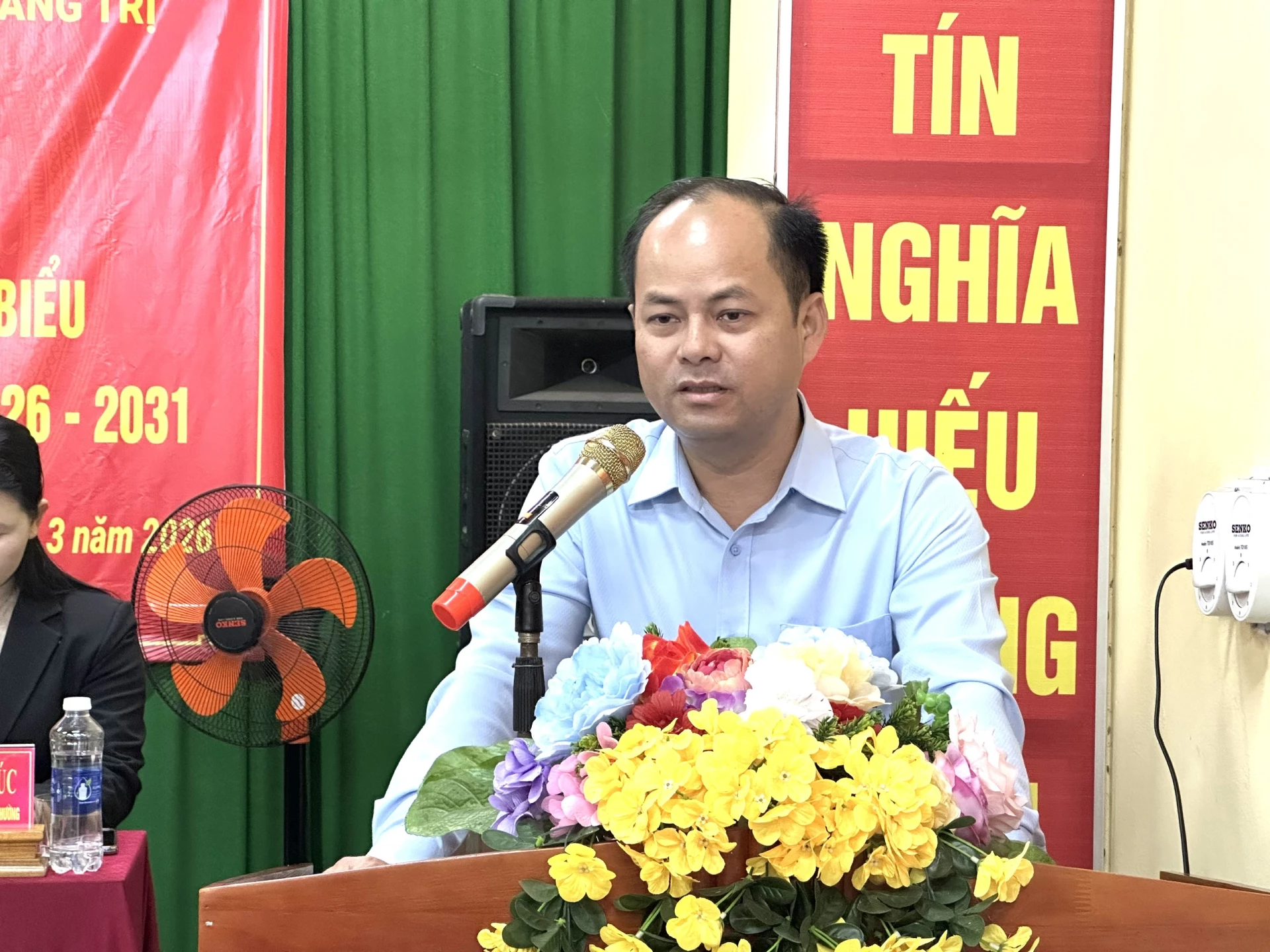 Ông Nguyễn Quang Hải - Bí thư Đảng ủy, Chủ tịch Hội đồng nhân dân xã Hải Lăng trình bày chương trình hành động - Ảnh: NL