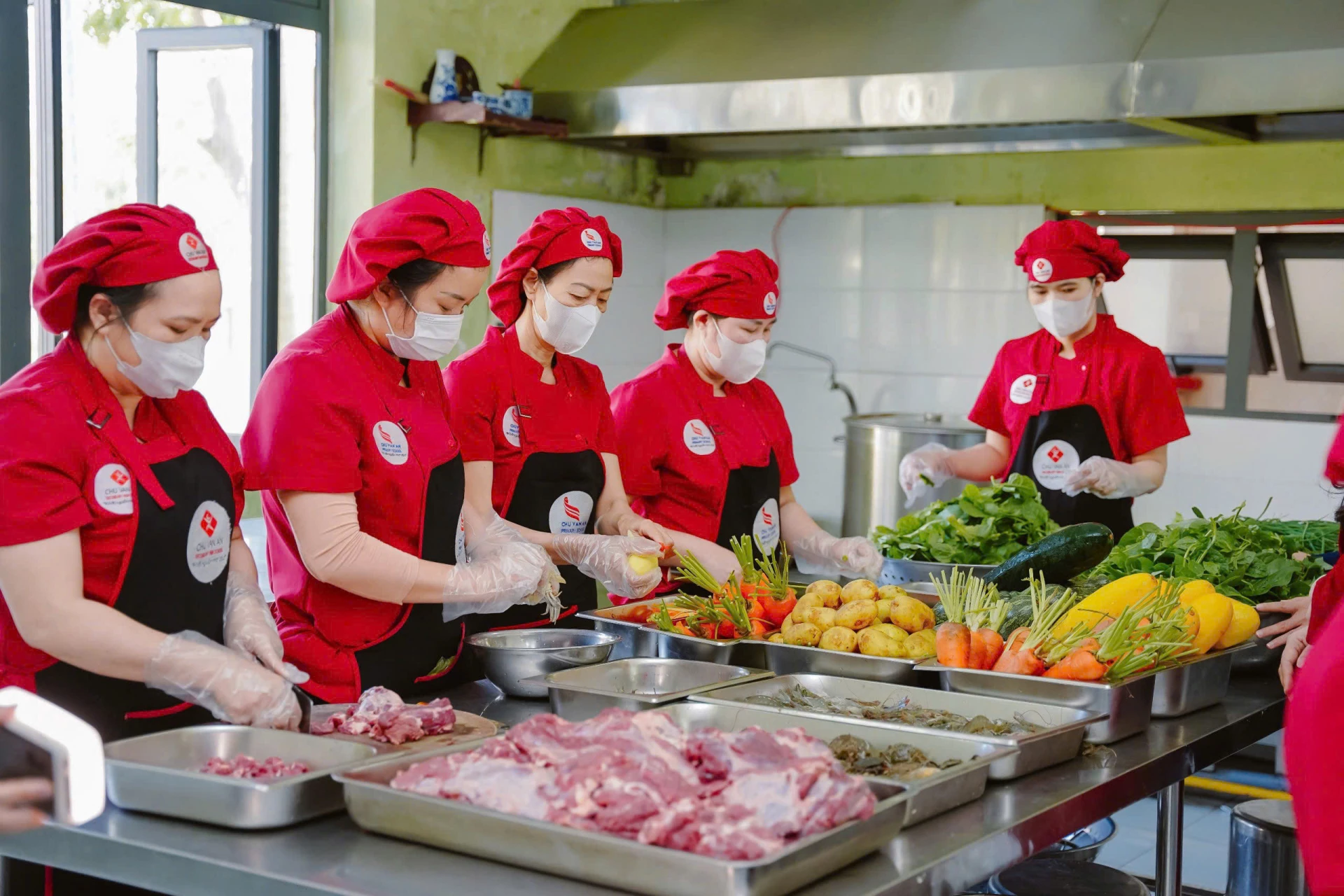 Bảo đảm nguồn thực phẩm tươi ngon phục vụ cho bữa ăn học sinh- Ảnh: D.H