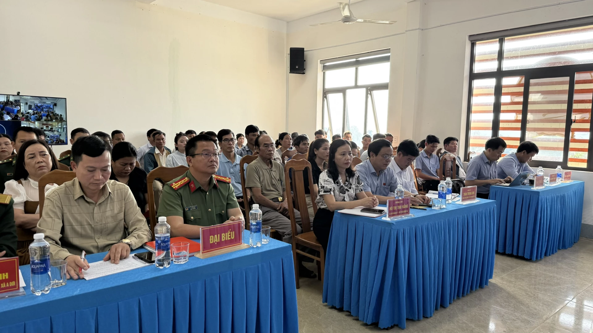 Cử tri các xã đánh giá cao chương trình hành động của các ứng cử viên khi trở thành đại biểu dân cử - Ảnh: Hoàng Hùng