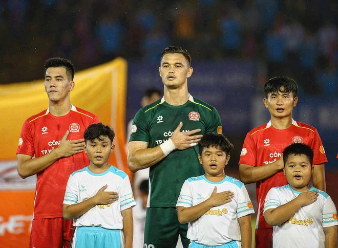 Thủ môn Việt kiều Patrik Lê Giang (giữa) đang chờ hoàn tất thủ tục chuyển đổi liên đoàn đại diện. (Ảnh: FBNV)