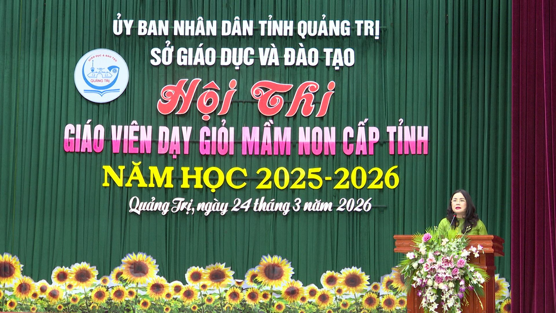 Bà Lê Thị Hương - TUV, Giám đốc Sở Giáo dục & Đào tạo tỉnh phát biểu tại buổi khai mạc. Ảnh: LO 