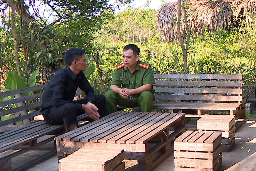 Lực lượng Công an tỉnh thường xuyên gặp gỡ, động viên, hỗ trợ người chấp hành xong án ở địa phương - Ảnh: N.Q.V