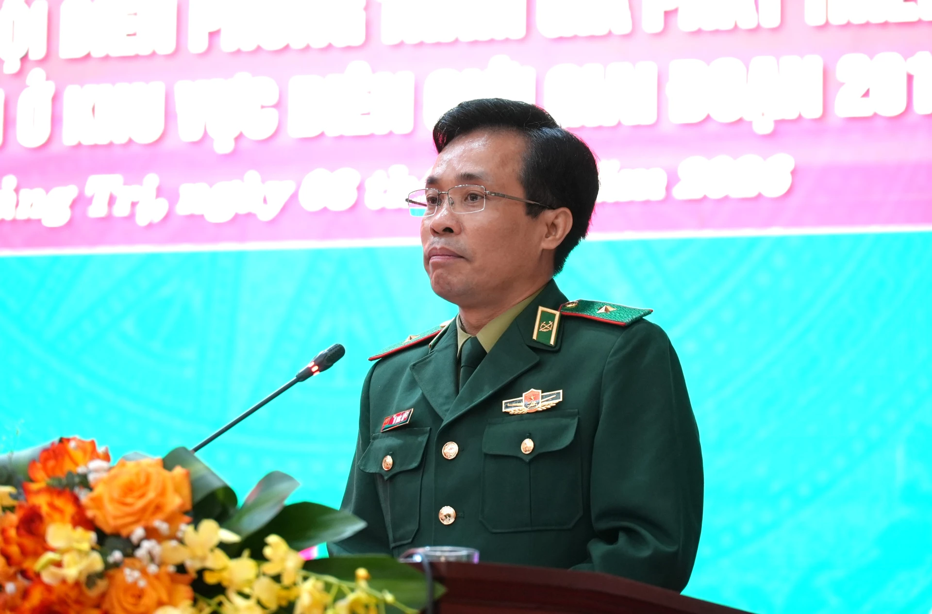 Thiếu tướng Vũ Quốc Ân, Phó Chính ủy BĐBP Việt Nam phát biểu tại hội nghị - Ảnh: T.Đ