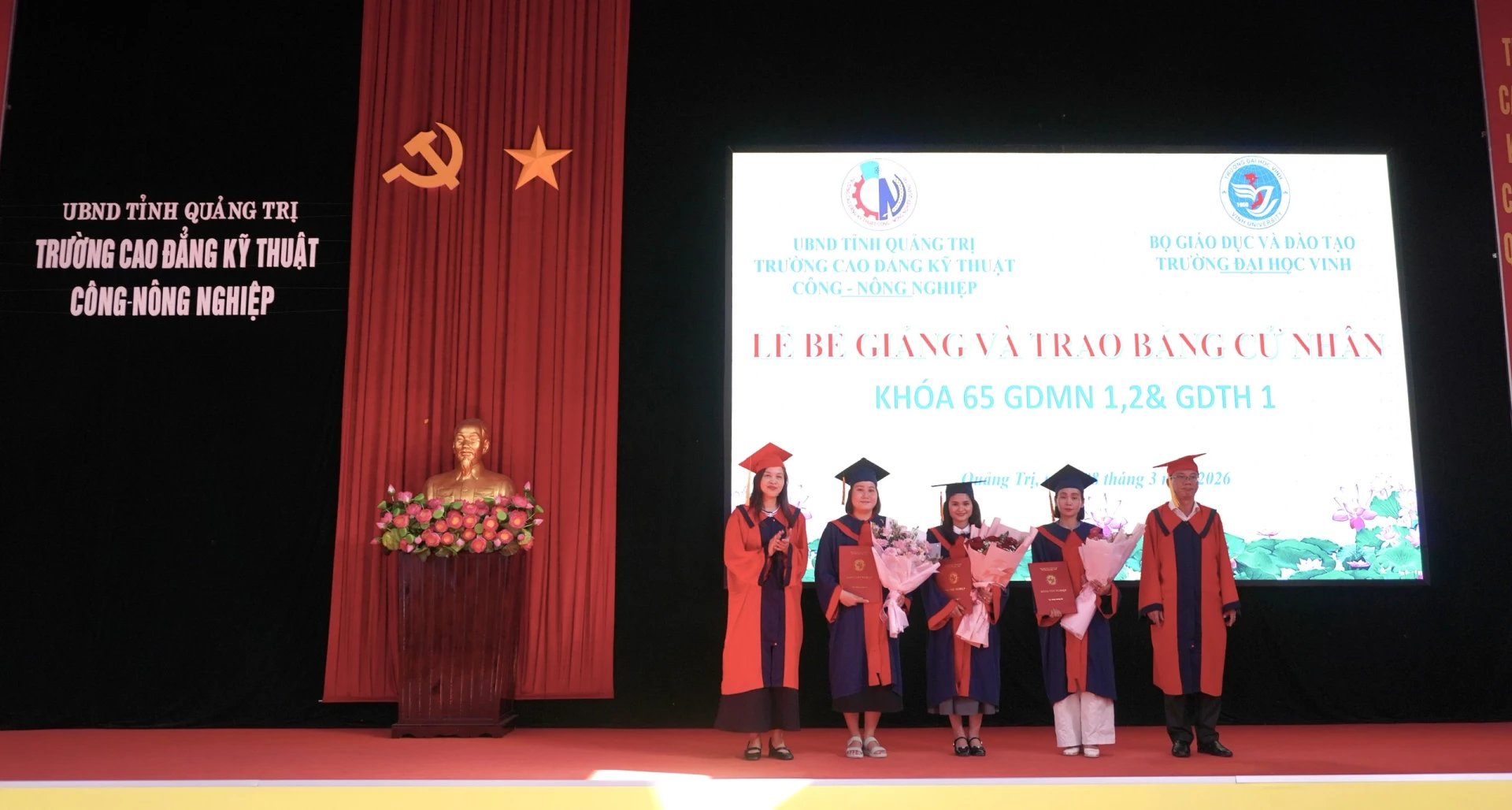 Đại diện Trường Cao đẳng kỹ thuật Công - Nông nghiệp Quảng Trị phối hợp với Đại học Vinh trao bằng tốt nghiệp cho các học viên - Ảnh: H.T