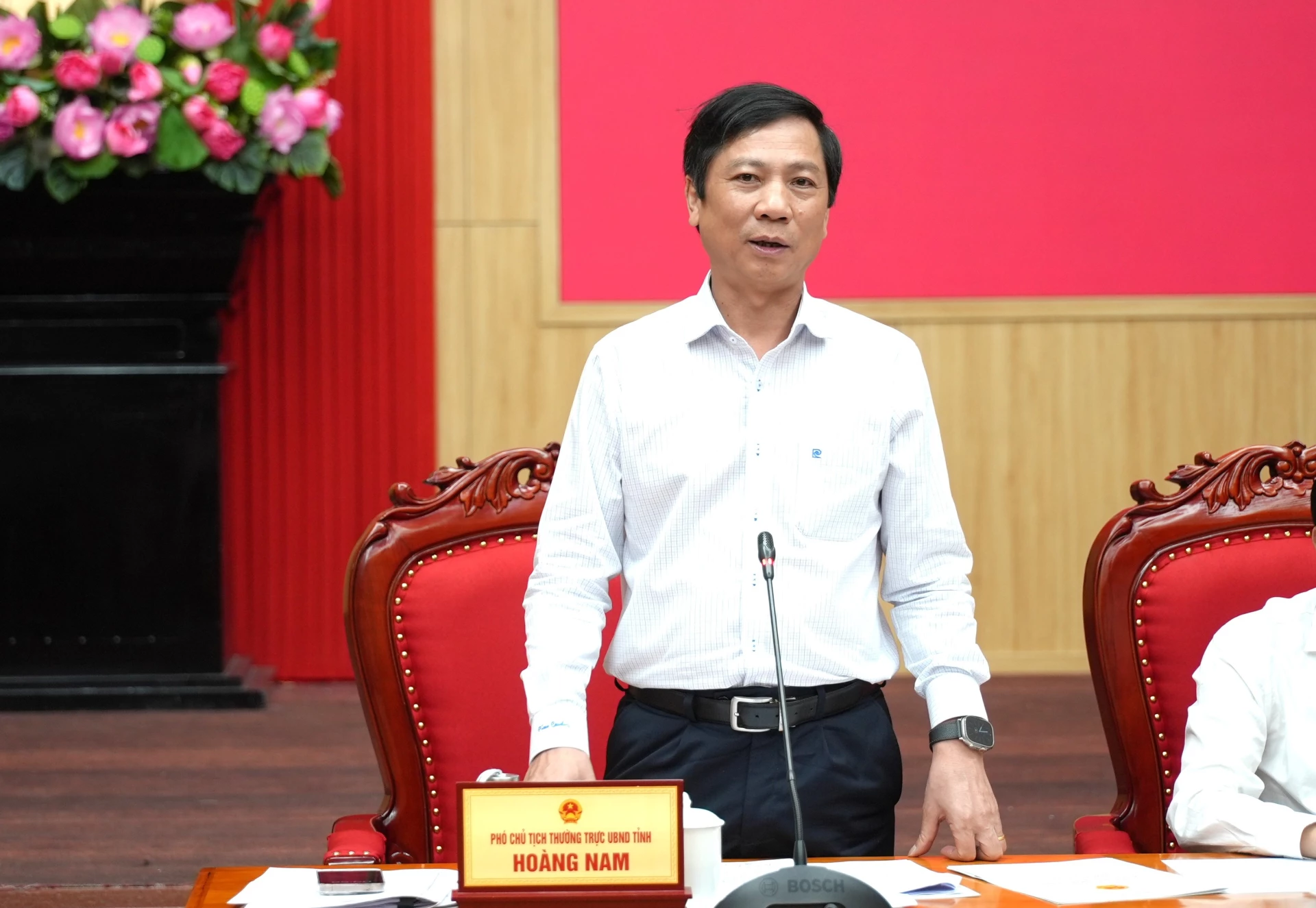 Đồng chí Hoàng Nam, Phó Chủ tịch Thường trực UBND tỉnh phát biểu tại phiên họp - Ảnh: T.Đ