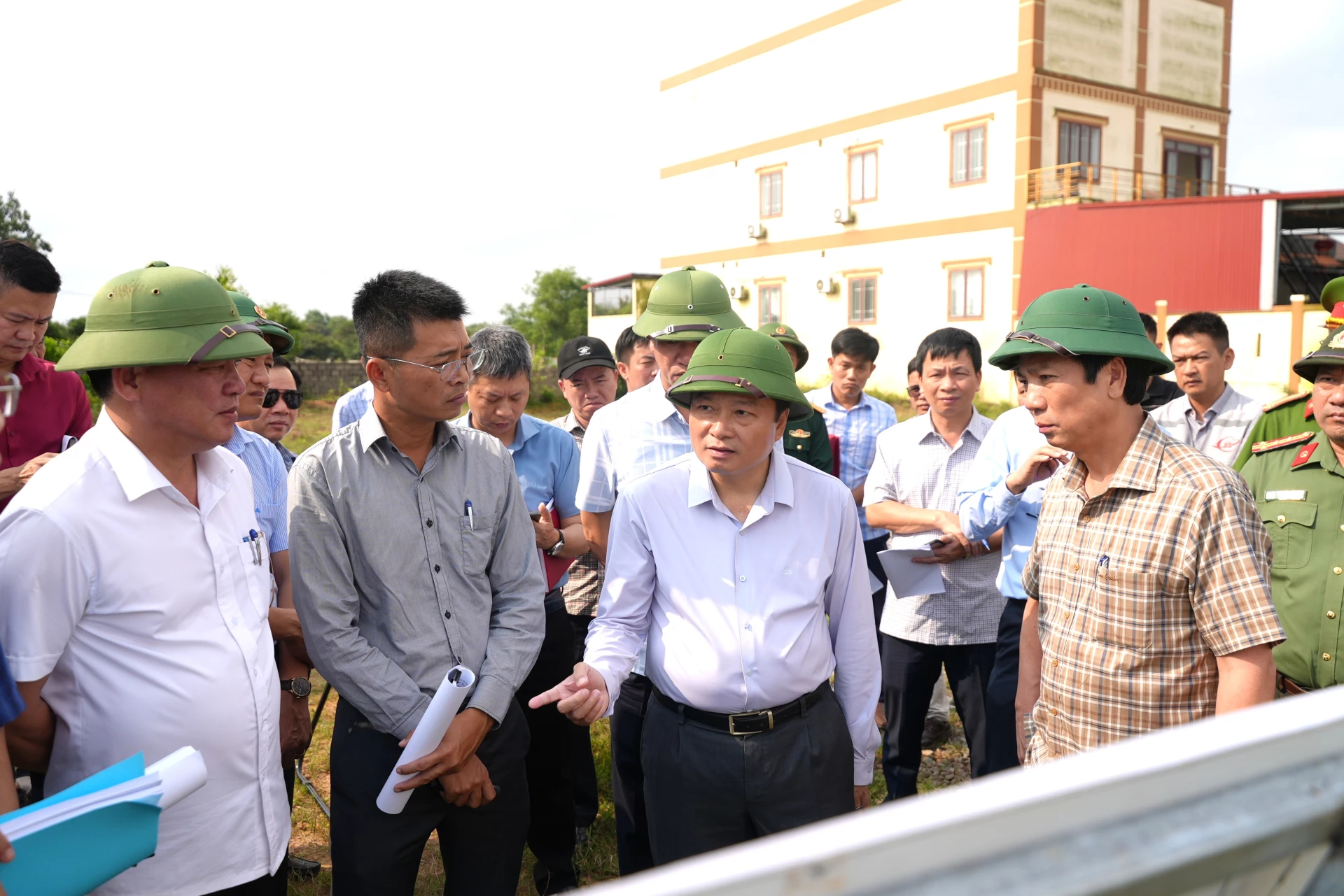Đồng chí Lê Hồng Vinh, Chủ tịch UBND tỉnh yêu cầu các địa phương đẩy nhanh tiến độ xây dựng các khu tái định cư - Ảnh: T.Đ