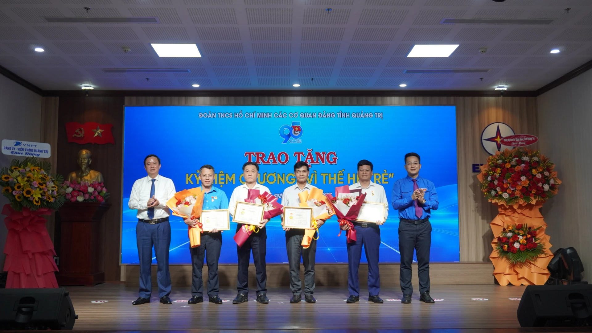 Trao tặng Kỷ niệm chương “Vì thế hệ trẻ” dành cho các cá nhân có nhiều đóng góp cho công tác Đoàn và phong trào thanh thiếu nhi - Ảnh: H.T