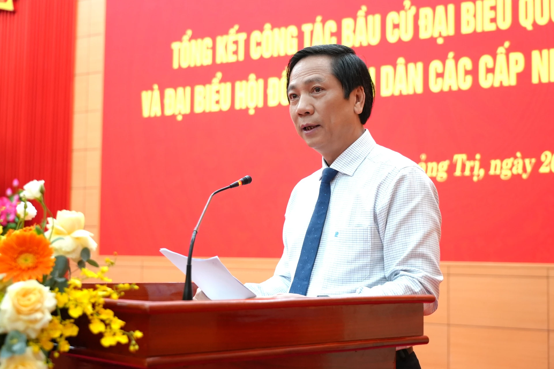 Đồng chí Hoàng Nam, Phó Chủ tịch Thường trực UBND tỉnh, Phó Chủ tịch Ủy ban bầu cử tỉnh trình bày báo cáo tổng kết công tác bầu cử - Ảnh: T.Đ