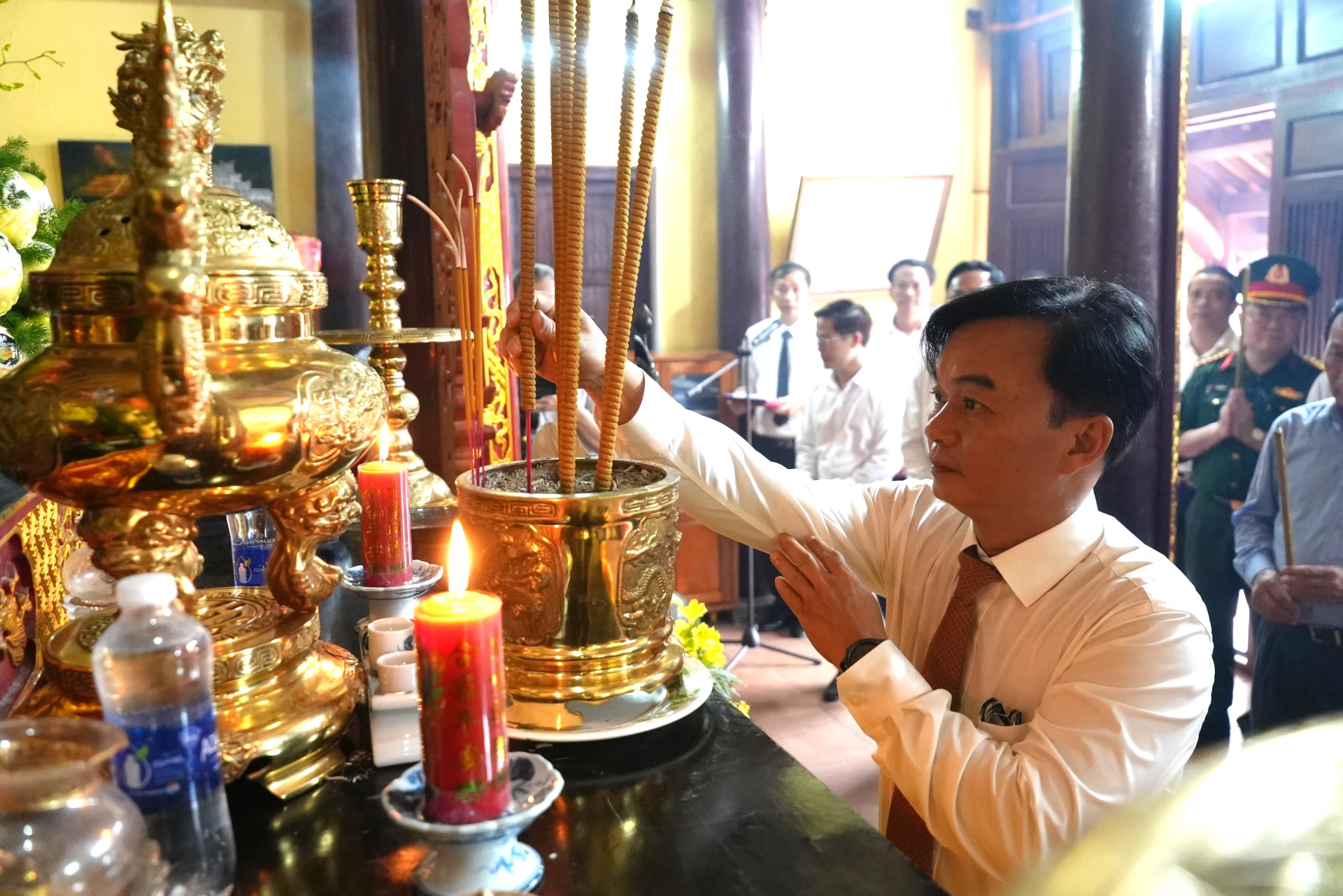 Đồng chí Nguyễn Chiến Thắng, Chủ tịch Ủy ban MTTQ Việt Nam tỉnh dâng hương tri ân Lễ Thành hầu Nguyễn Hữu Cảnh - Ảnh: T.Đ