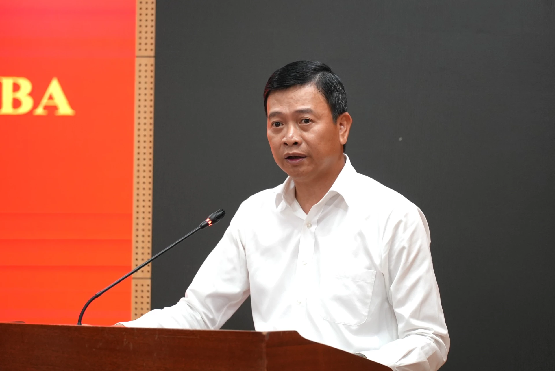 Đồng chí Nguyễn Chí Thắng, Phó Bí thư Đảng ủy UBND tỉnh báo cáo kết quả thực hiện nhiệm vụ trong Quý I/2026 - Ảnh: T.Đ