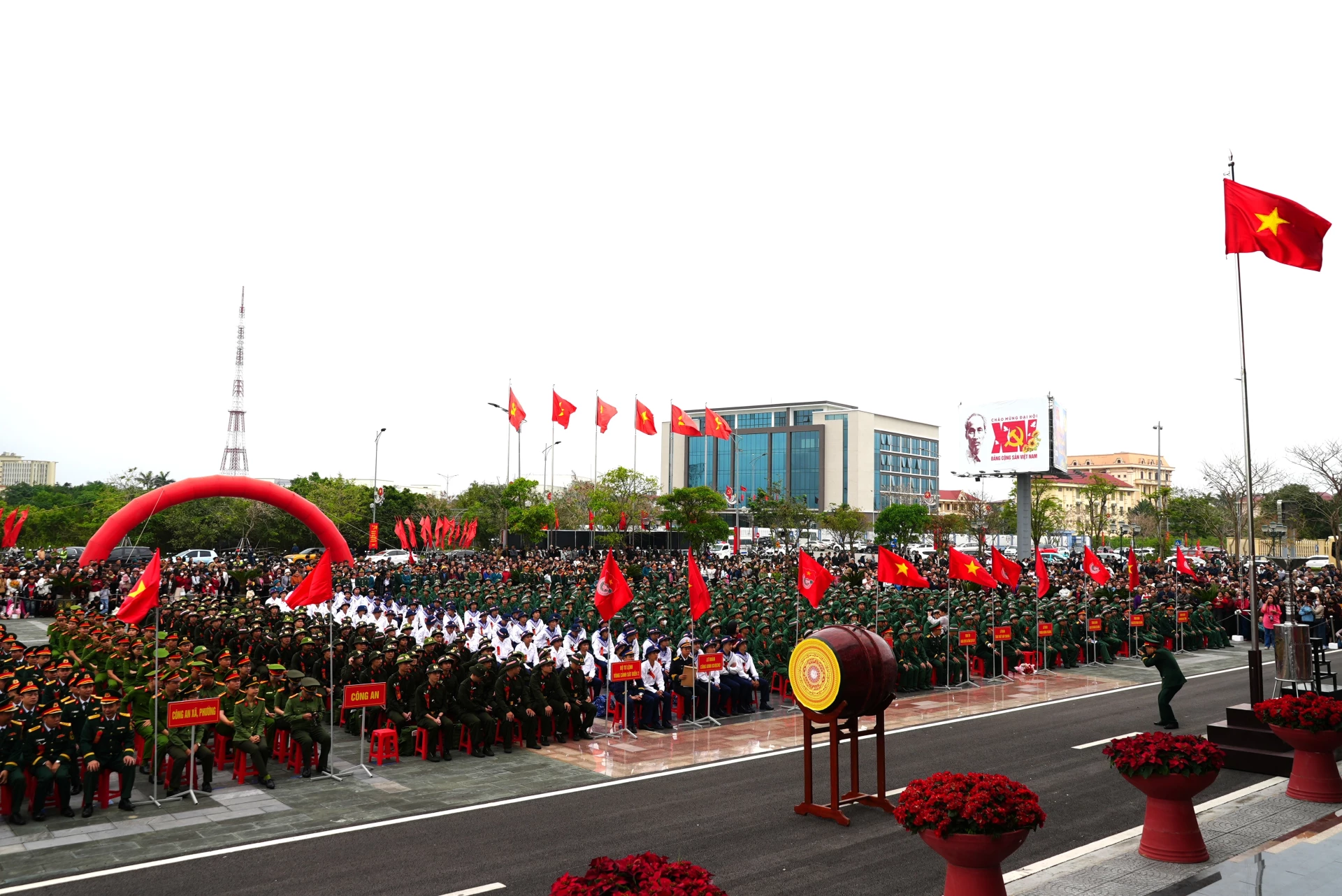 Quang cảnh lễ giao nhận quân tại phường Đồng Hới - Ảnh: T.Đ