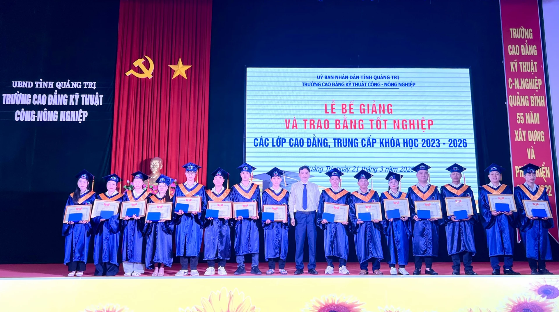 BGH Trường Cao đẳng Kỹ thuật Công - Nông nghiệp Quảng Trị trao thưởng cho 15 HS, SV có thành tích xuất sắc trong học tập - Ảnh: H.T