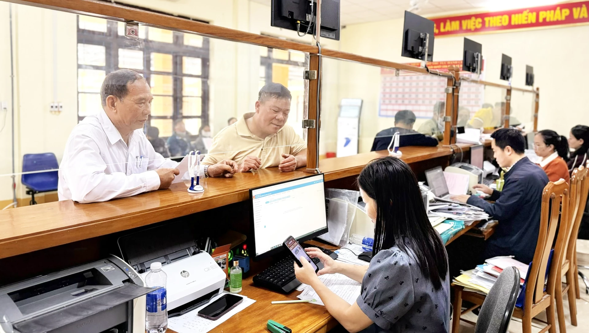 Trung tâm Phục vụ hành chính công xã Ninh Châu góp phần nâng cao hiệu lực, hiệu quả hoạt động của chính quyền cơ sở, phục vụ người dân, doanh nghiệp-Ảnh: N.M