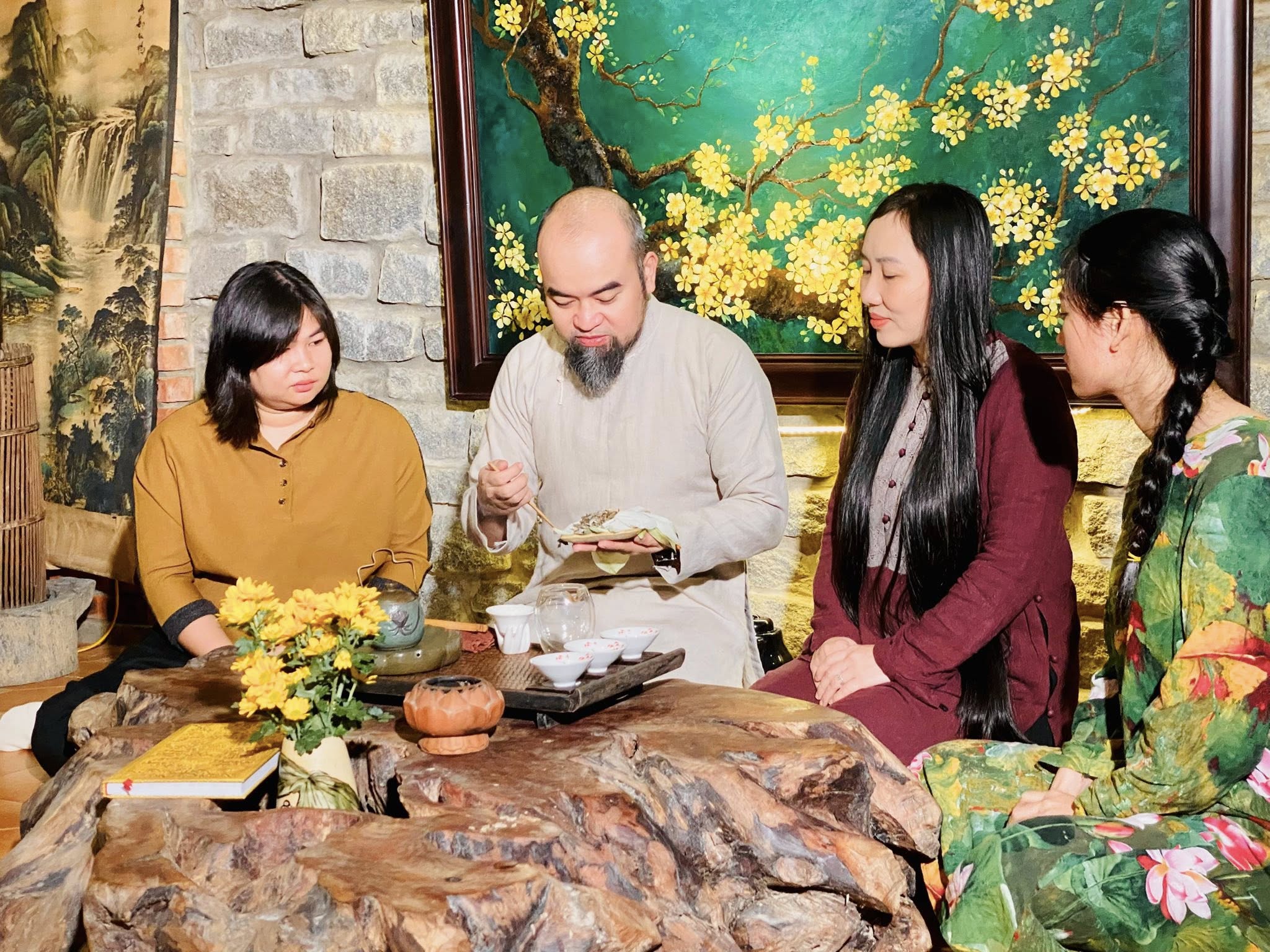  Hiên trà Nhị độ mai là địa chỉ thực hành di sản trà độc đáo. Ảnh: NVCC