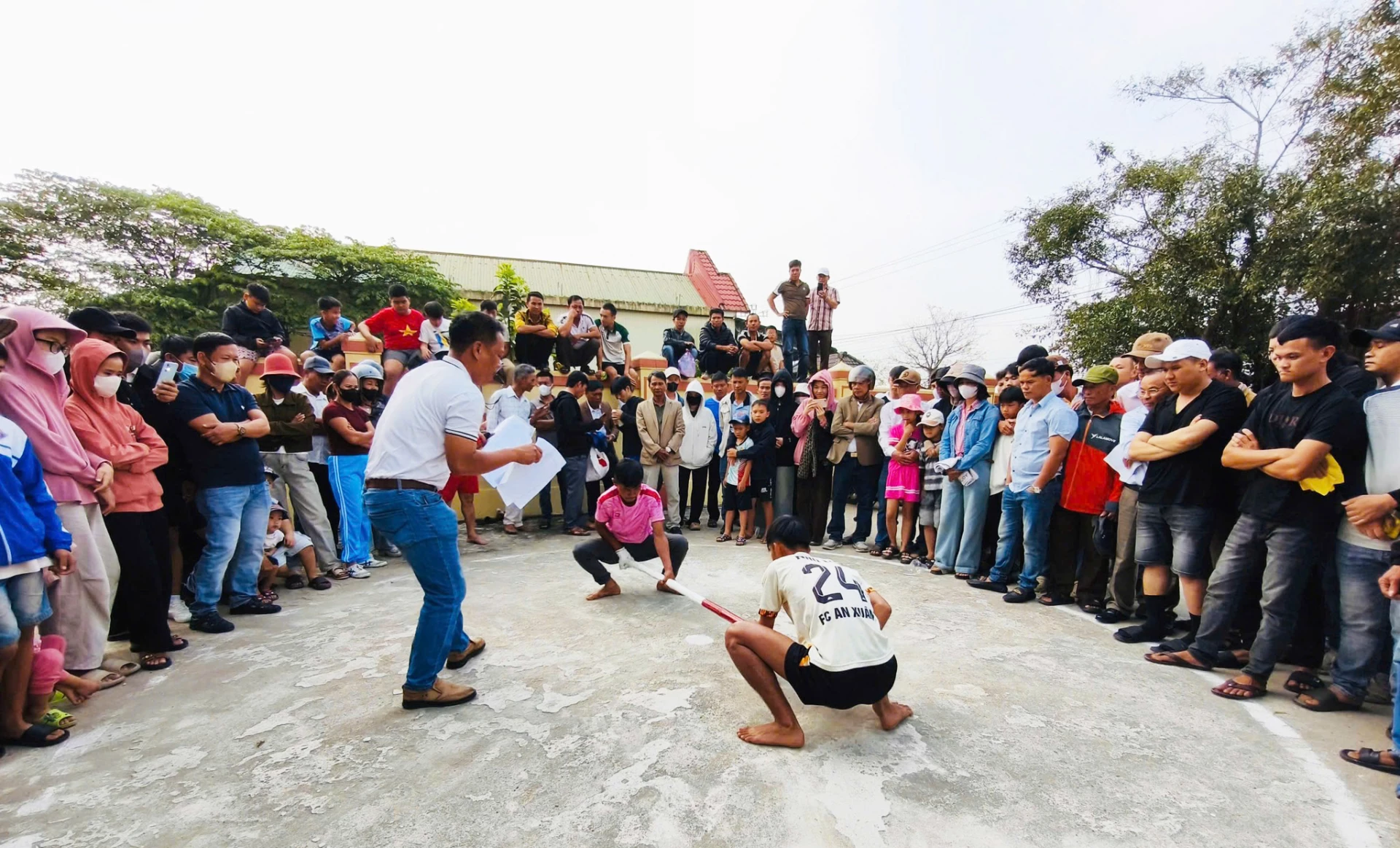 Nét đẹp bộ môn thể thao truyền thống đẩy gậy ở xã Nam Cửa Việt - Ảnh: NVCC