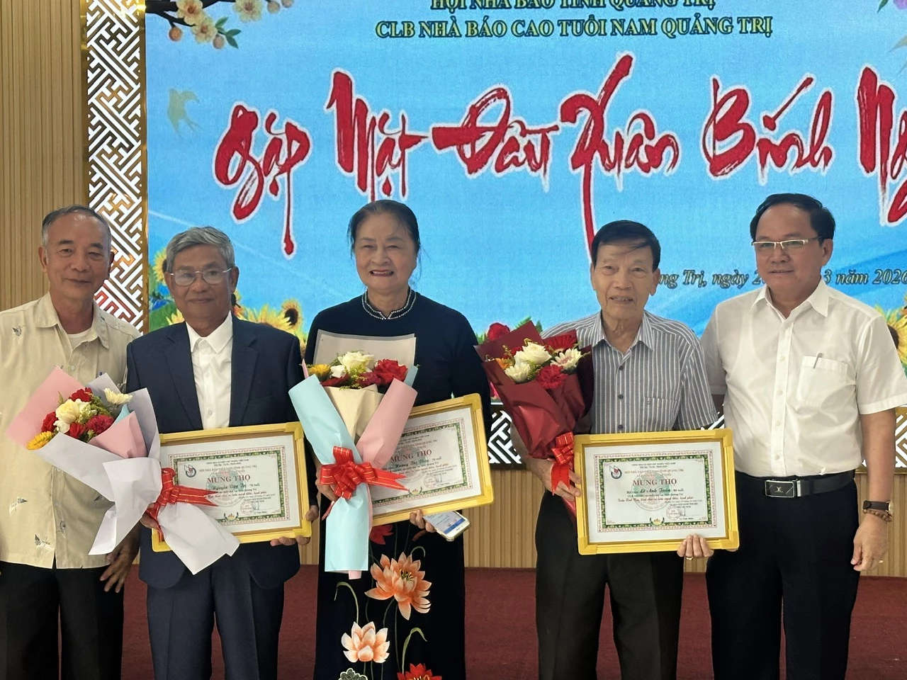 CLB tổ chức mừng thọ cho các nhà báo cao tuổi. Ảnh: V.A