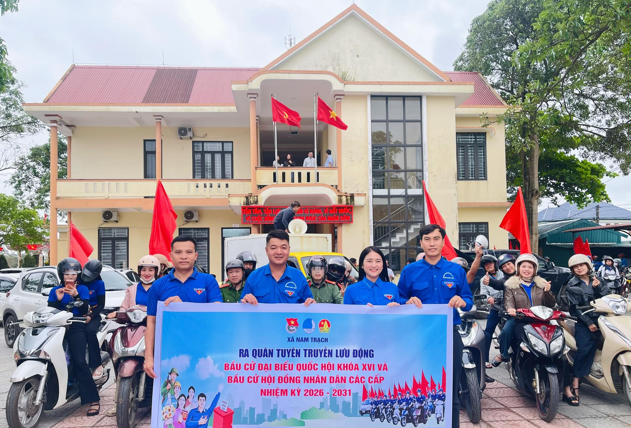 Đoàn viên, thanh niên xã Nam Trạch ra quân tuyên truyền bầu cử  - Ảnh: M.H