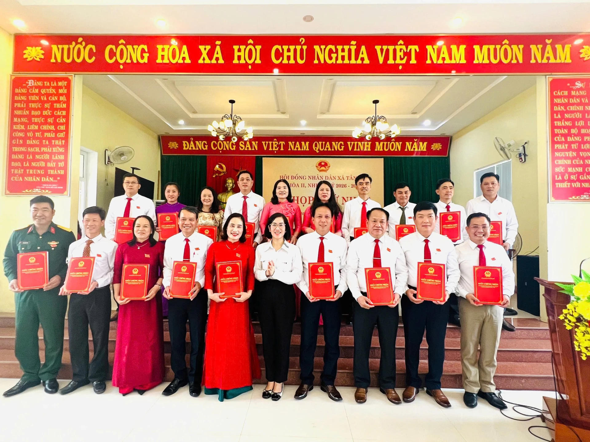 Đại diện lãnh đạo Sở Nội vụ trao chứng nhận đại biểu HĐND xã cho các đại biểu trúng cử. Ảnh T.A