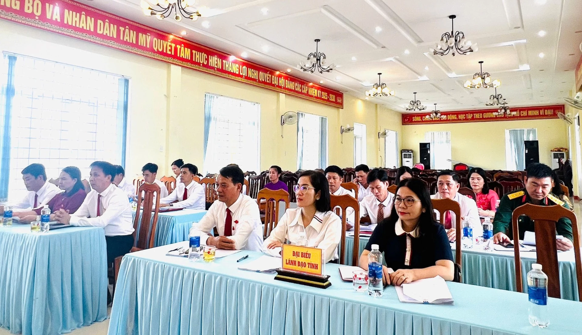 Các đại biểu tham dự kỳ họp. Ảnh T.A