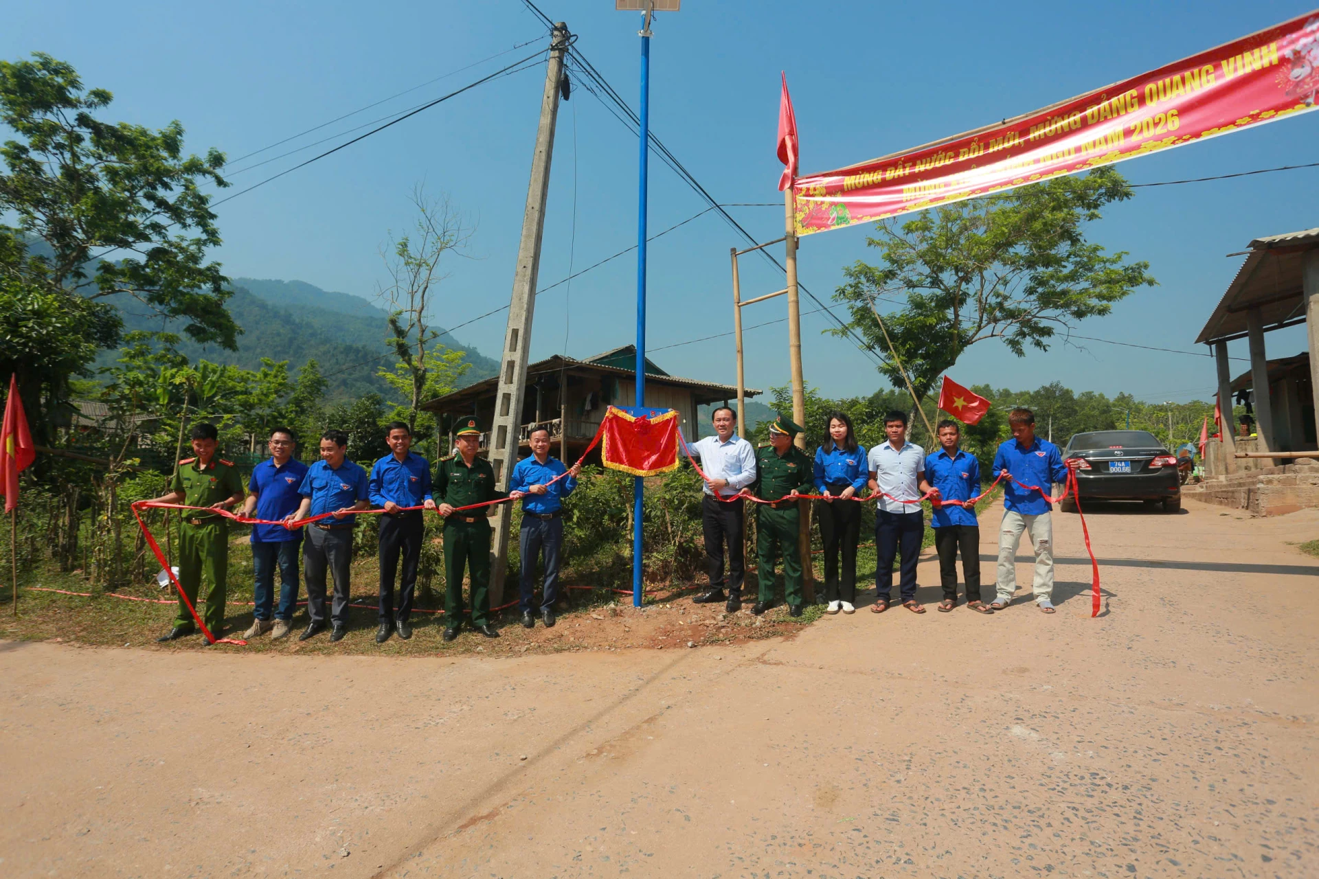 Ban tổ chức đã bàn giao công trình Ánh sáng đường biên cho địa phương - Ảnh: Hoàng Hùng