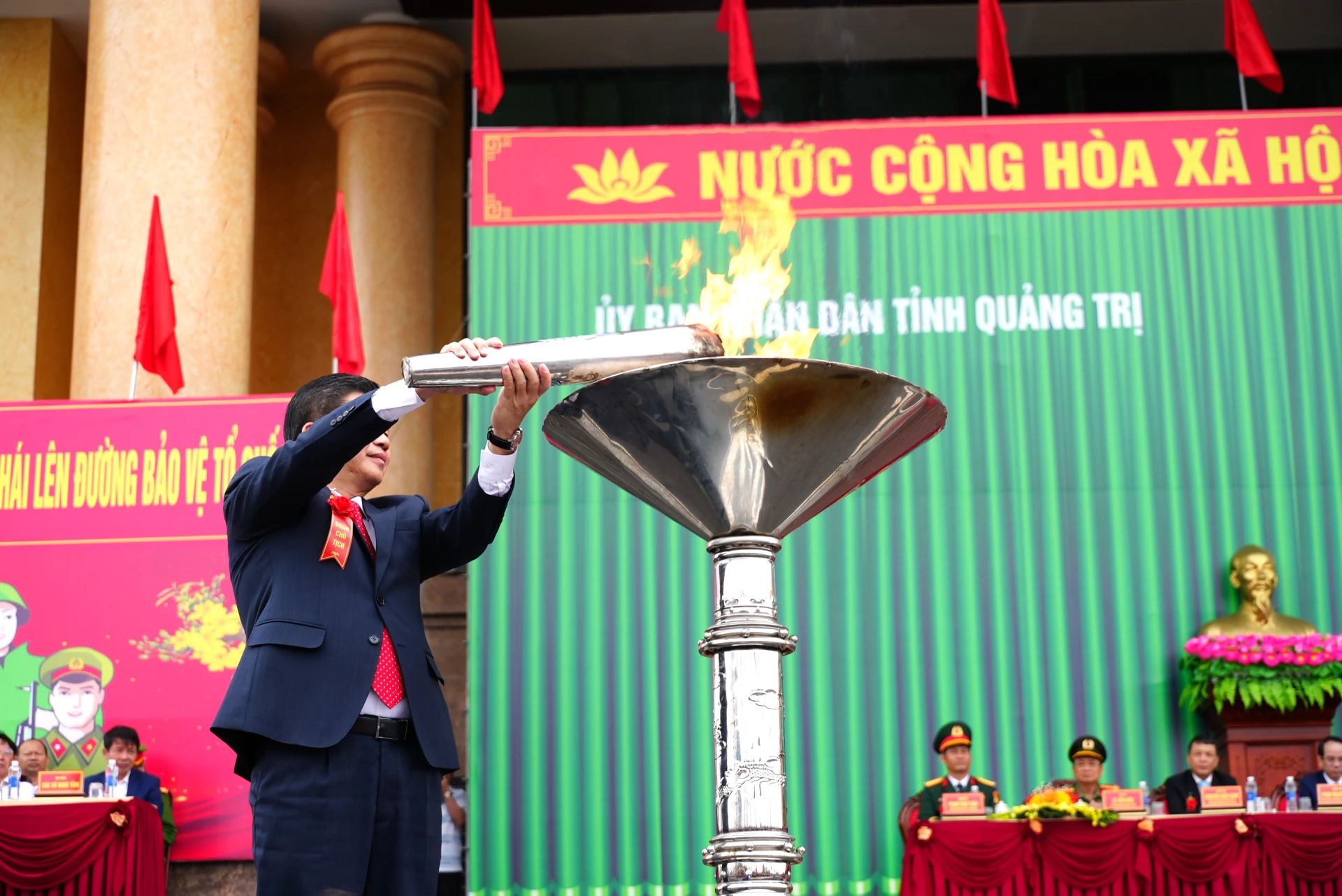 Đồng chí Trần Vũ Khiêm, Phó Bí thư Thường trực Tỉnh ủy thực hiện nghi thức thắp lửa truyền thống - Ảnh: T.Đ
