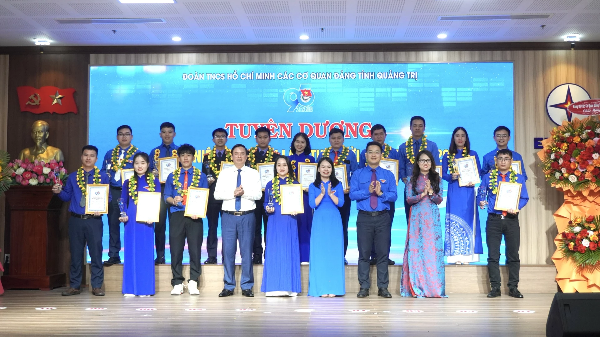 Ban Thường vụ Đoàn các cơ quan Đảng tỉnh tuyên dương 15 cá nhân tiêu biểu đạt danh hiệu “Thanh niên tiên tiến làm theo lời Bác”. - Ảnh: H.T