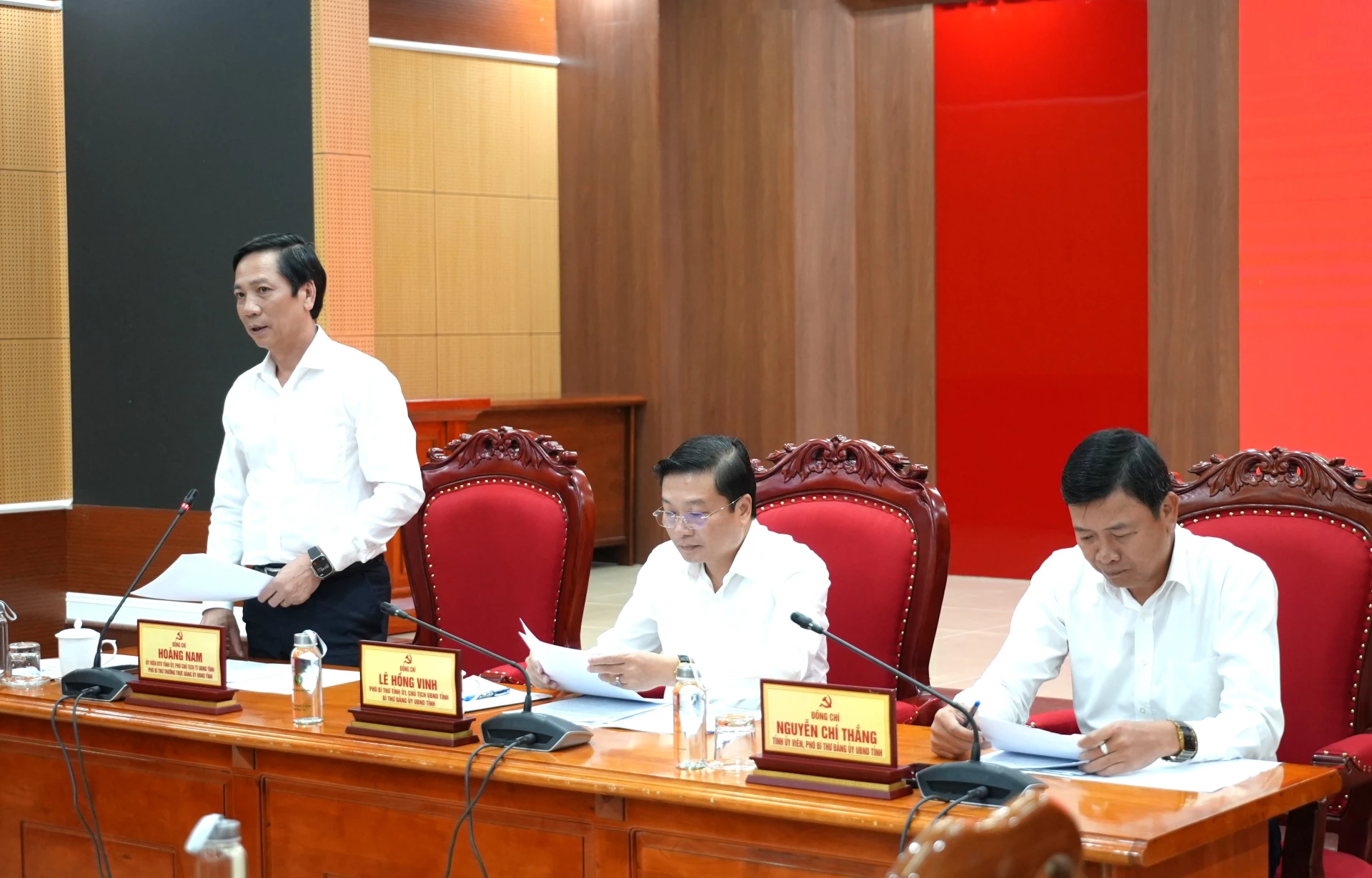 Đồng chí Hoàng Nam, Phó Chủ tịch Thường trực UBND tỉnh, Phó Bí thư Thường trực Đảng ủy UBND tỉnh điều hành phiên thảo luận tại hội nghị - Ảnh: T.Đ