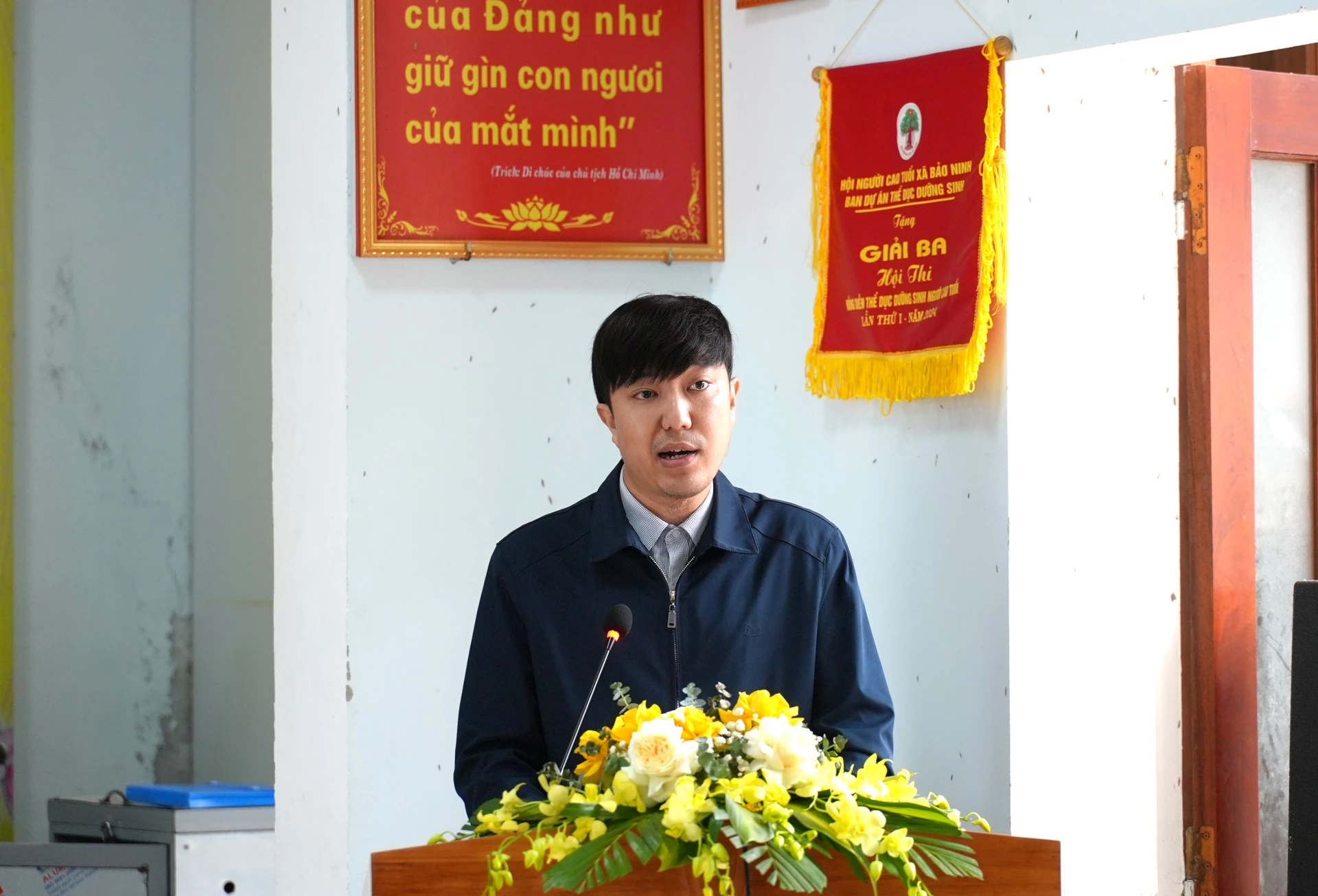 Ông Nguyễn Trường Sơn, Chi ủy Chi bộ, Trưởng phòng Công tác HĐND, Văn phòng Đoàn ĐBQH và HĐND tỉnh trình bày chương trình hành động - Ảnh: T.Đ