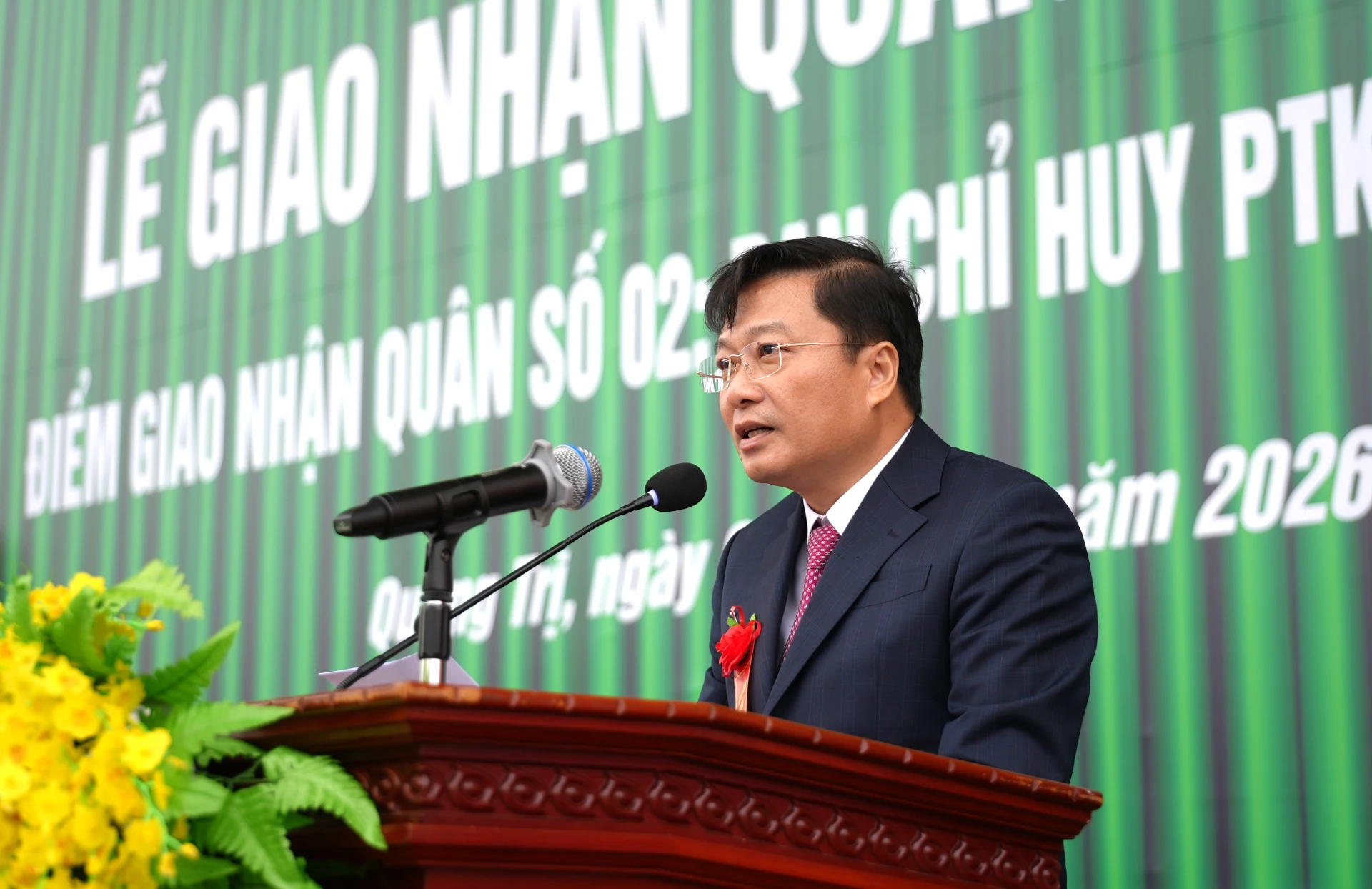 Đồng chí Lê Hồng Vinh, Chủ tịch UBND tỉnh, Chủ tịch Hội đồng nghĩa vụ quân sự tỉnh phát biểu tại buổi lễ - Ảnh: T.Đ