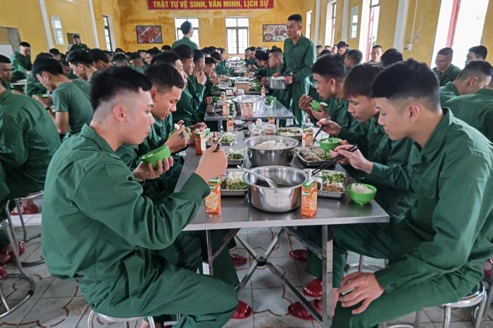 Bữa cơm đầu tiên của chiến sĩ mới