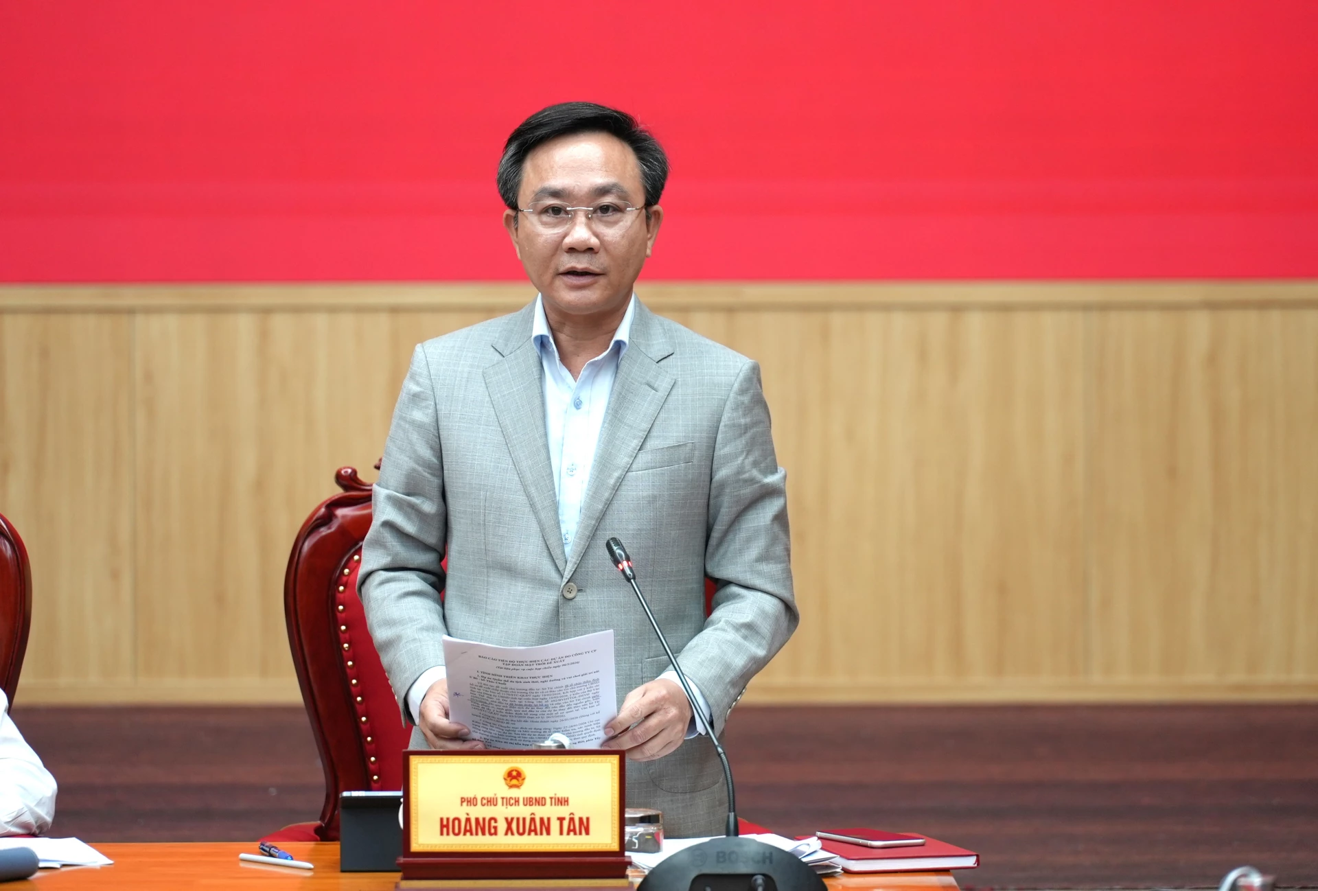 Đồng chí Hoàng Xuân Tân, Phó Chủ tịch UBND tỉnh phát biểu tại phiên họp - Ảnh: T.Đ