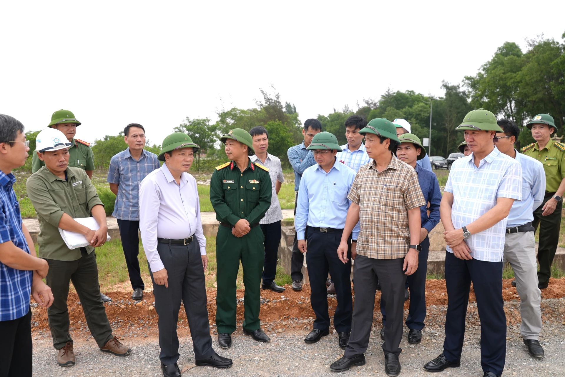 Đồng chí Lê Hồng Vinh, Chủ tịch UBND tỉnh kiểm tra Dự án Đường ven biển kết nối hành lang kinh tế Đông - Tây giai đoạn 1 tại xã Cửa Việt - Ảnh: T.Đ