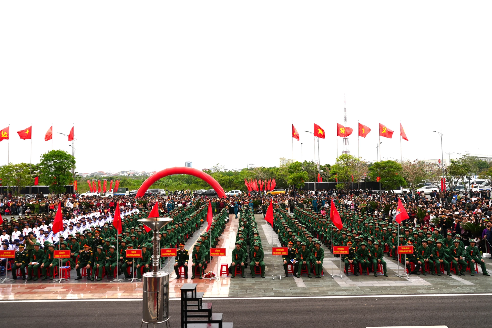 Quang cảnh lễ giao nhận quân tại phường Đồng Hới - Ảnh: T.Đ