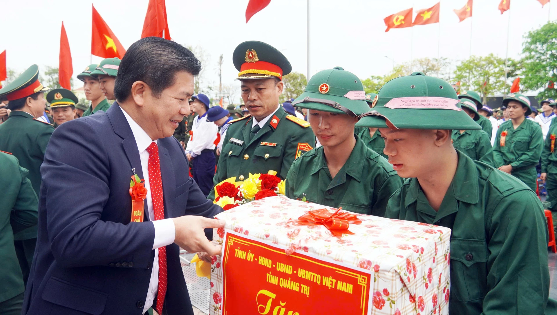 Đồng chí Trần Vũ Khiêm, Phó Bí thư Thường trực Tỉnh ủy tặng quà, động viên các tân binh - Ảnh: T.Đ