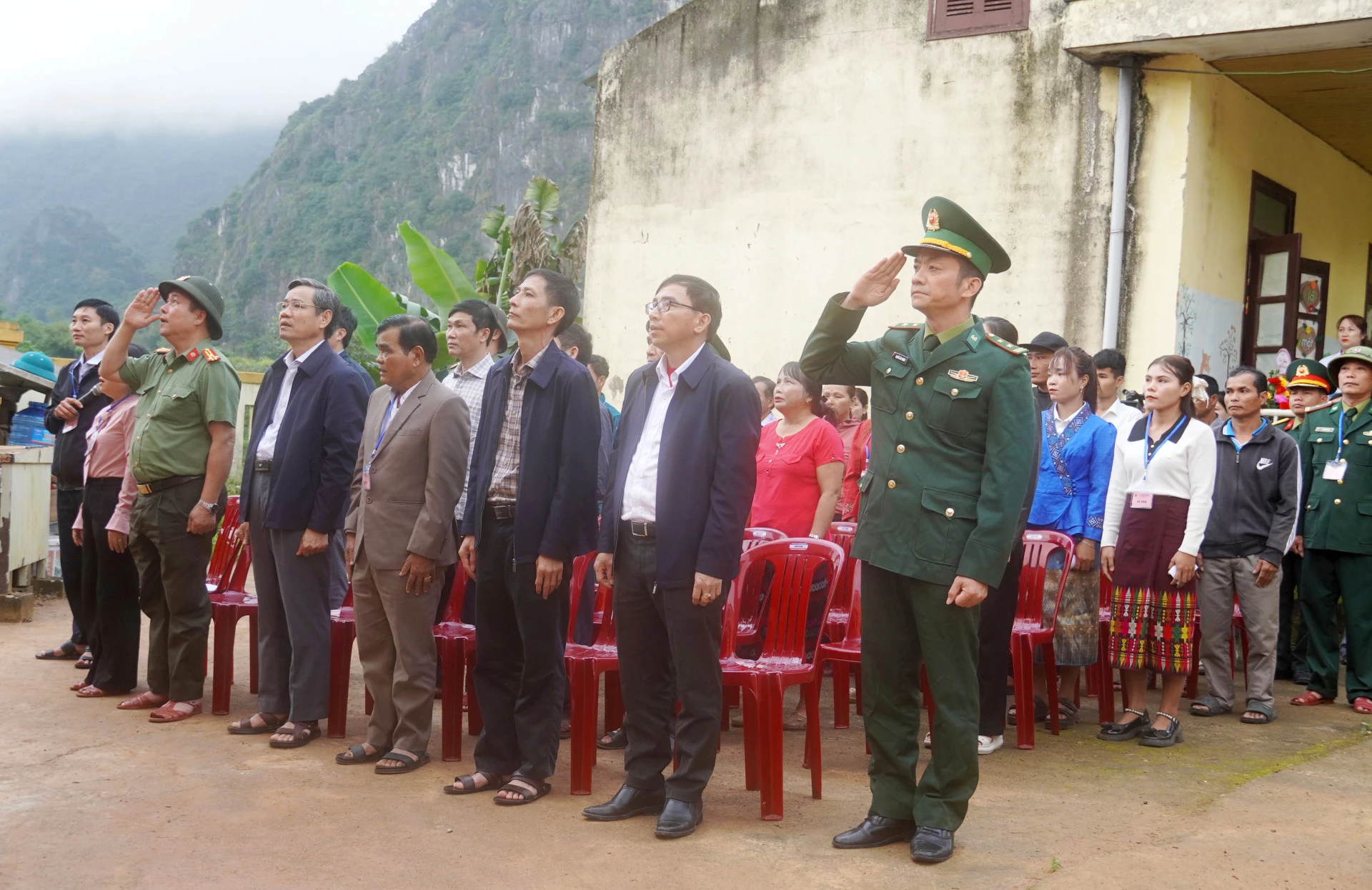 Lễ chào cờ khai mạc bầu cử tại điểm bản Nước Đắng, xã Trường Sơn - Ảnh X.P