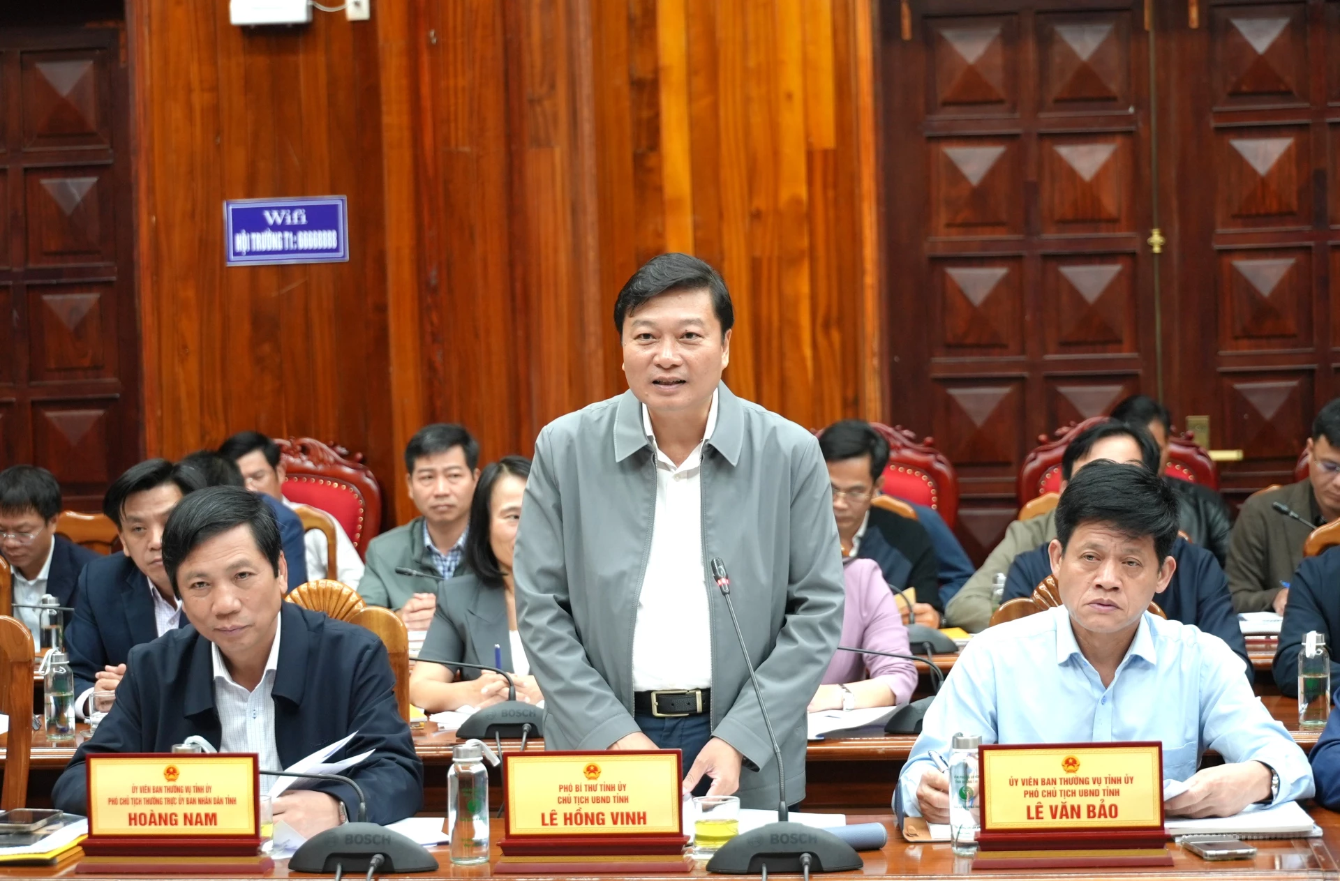 Đồng chí Lê Hồng Vinh, Chủ tịch UBND tỉnh giao các sở, ngành, đơn vị, địa phương liên quan phối hợp với Tập đoàn T&T giải quyết các khó khăn, vướng mắc để đẩy nhanh tiến độ các dự án - Ảnh: T.Đ