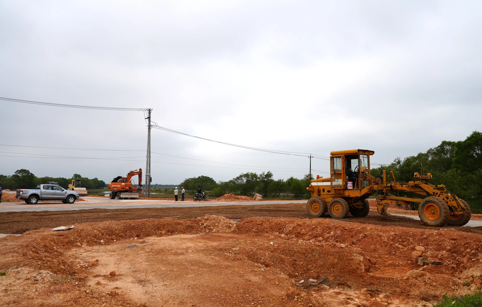 Dự án Đường ven biển kết nối hành lang kinh tế Đông - Tây tỉnh Quảng Trị giai đoạn 1 tại xã Cửa Việt đang được thi công - Ảnh: T.Đ