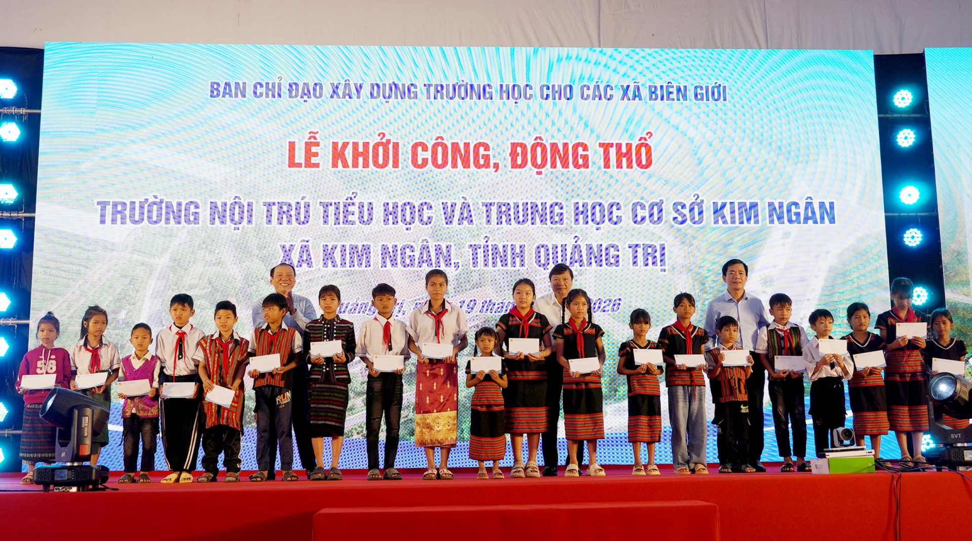 Các đại biểu trao quà cho các em học sinh trên địa bàn xã Kim Ngân - Ảnh: X.P
