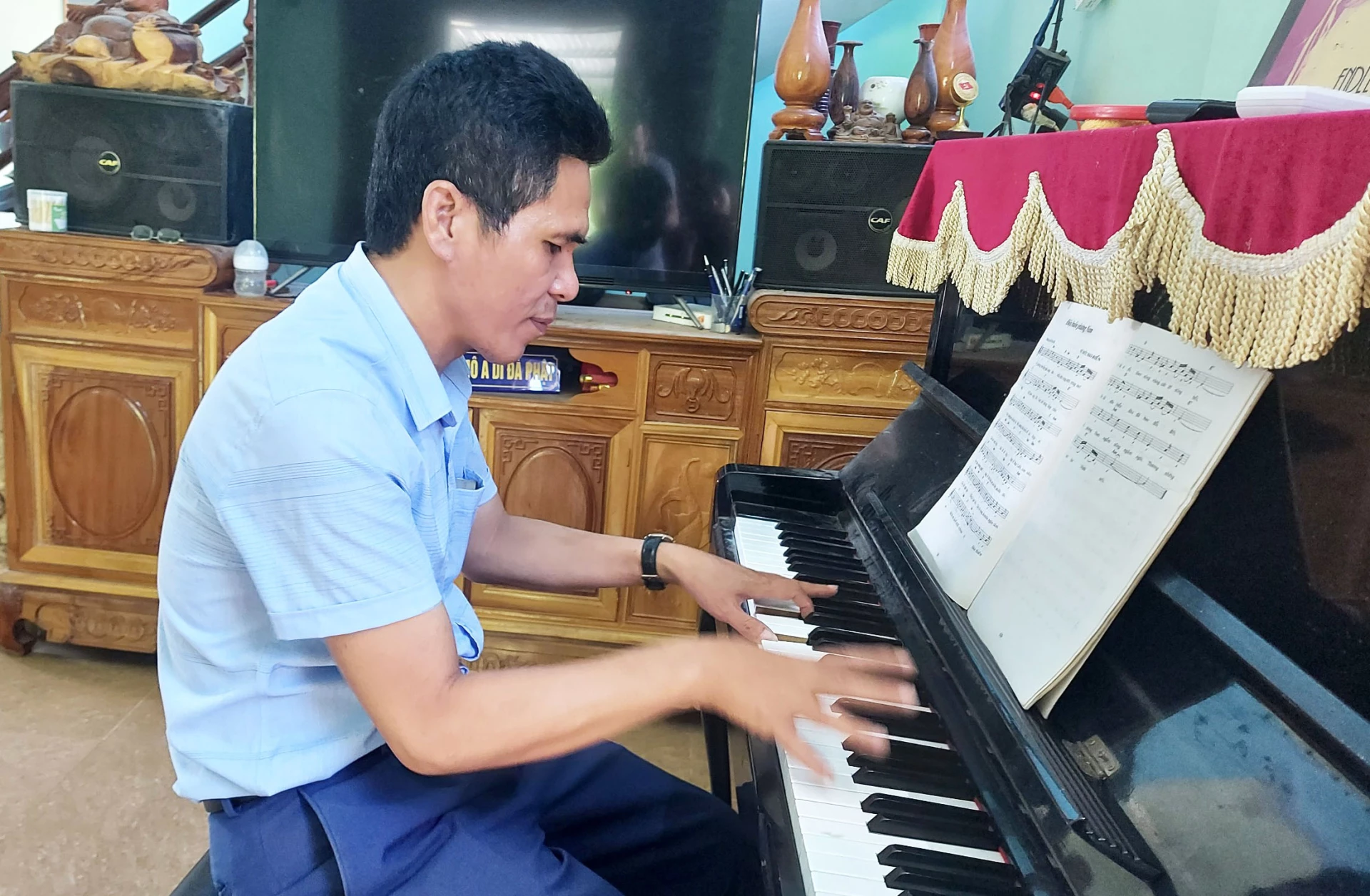 Nhạc sĩ Nguyễn Minh Tám, tạo dấu ấn trong lòng công chúng với ca khúc “Lèn Hà vọng lời tri ân”, thơ Nguyễn Duy Thắng - Ảnh: Nh. V