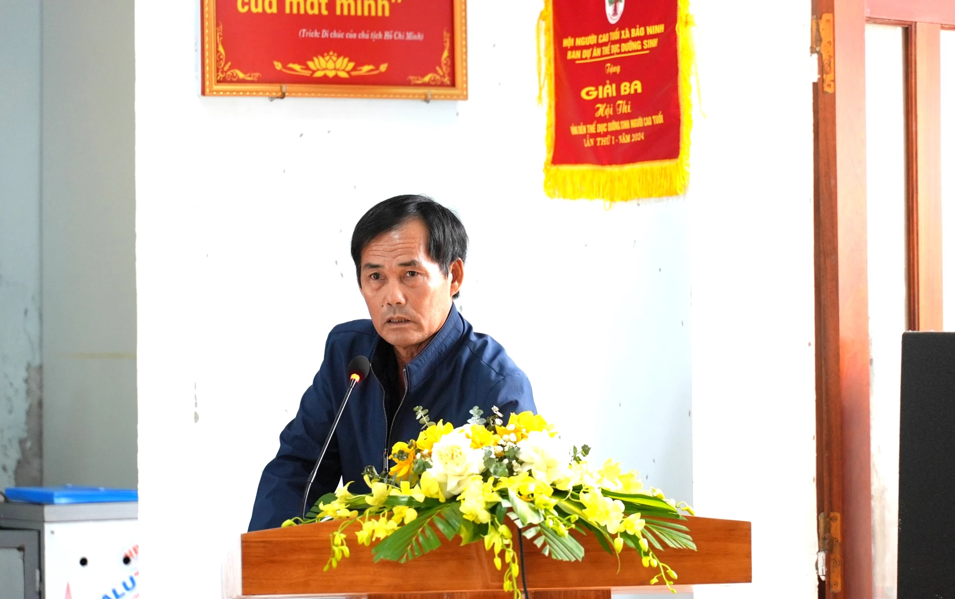 Cử tri phường Đồng Hới phát biểu tại hội nghị - Ảnh: T.Đ