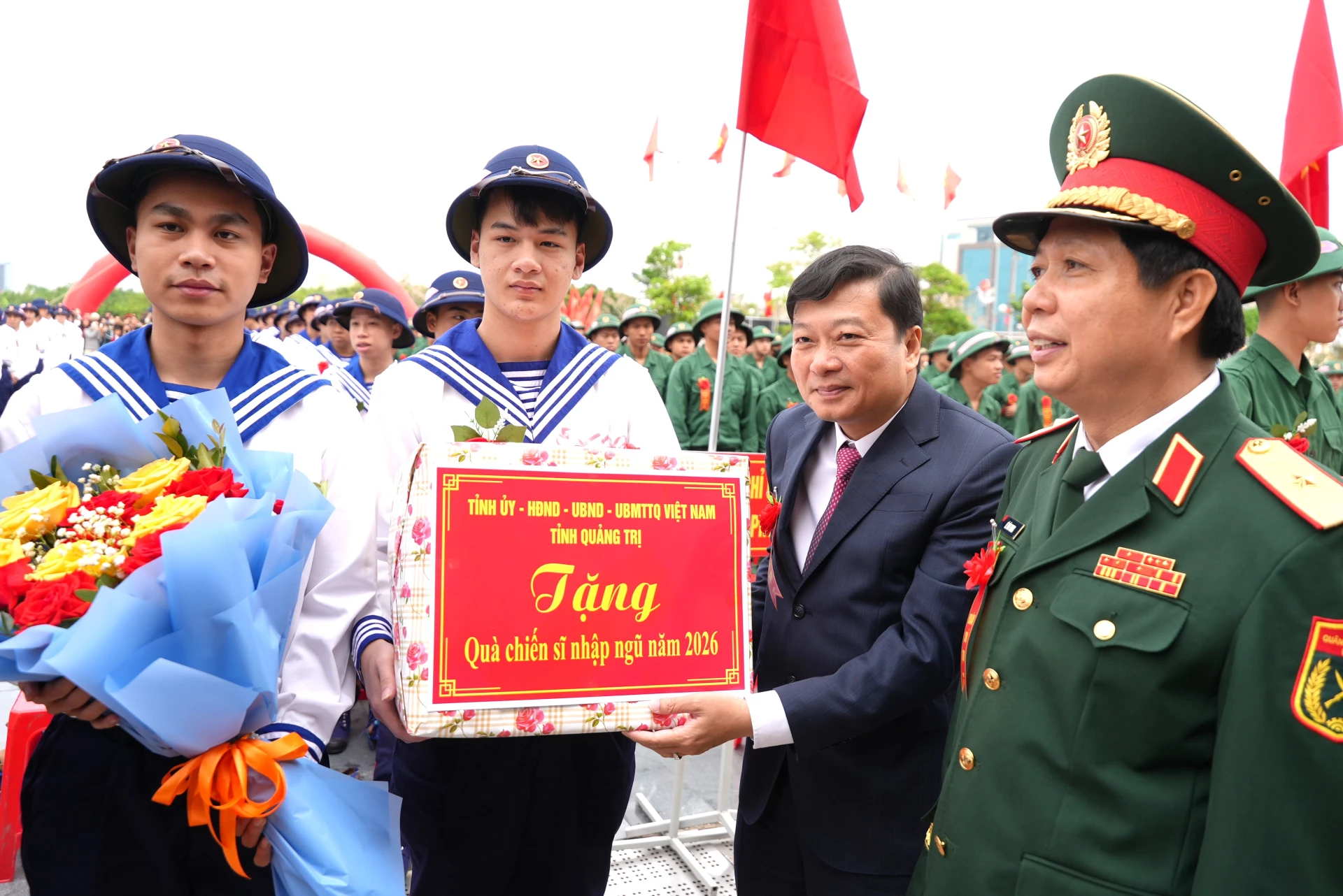 Đồng chí Lê Hồng Vinh, Chủ tịch UBND tỉnh, Chủ tịch Hội đồng nghĩa vụ quân sự tỉnh và Thiếu tướng Lê Văn Trung, Phó Chính ủy Quân Khu 4 tặng quà, động viên các tân binh - Ảnh: T.Đ