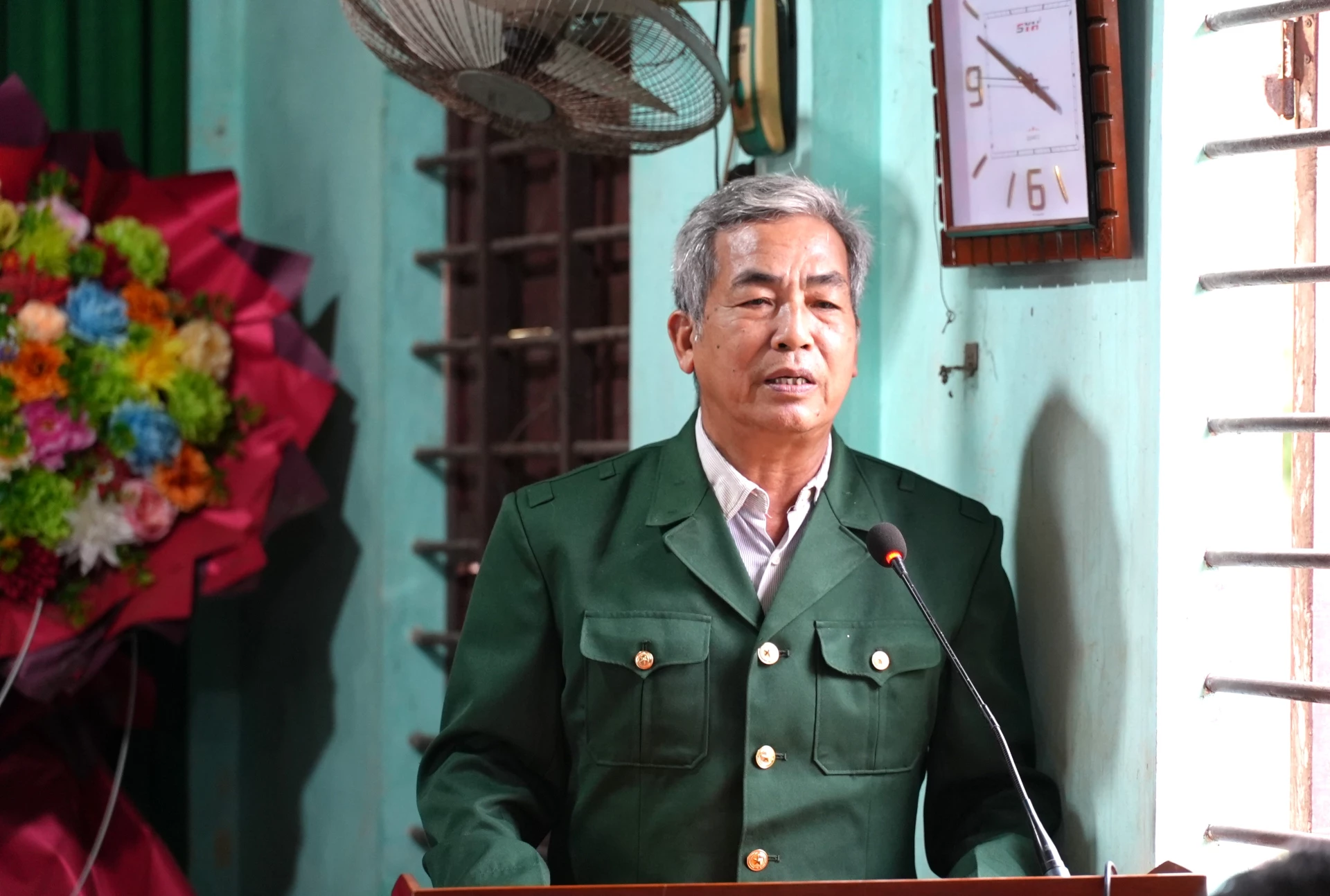 Cử tri xã Quảng Ninh phát biểu tại hội nghị - Ảnh: T.Đ