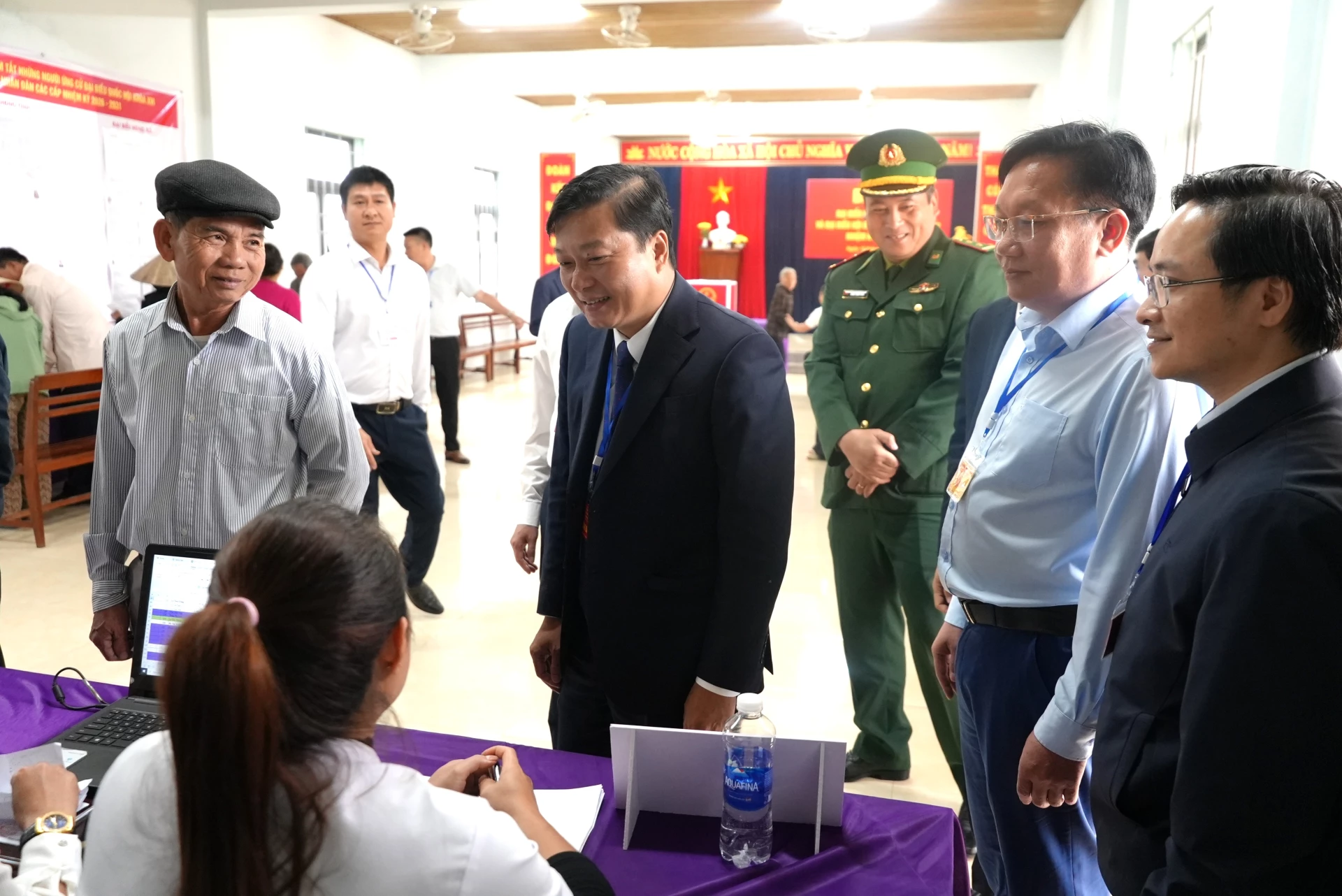 Đồng chí Lê Hồng Vinh, Chủ tịch UBND tỉnh thăm hỏi, động viên thành viên Tổ bầu cử ở thôn Nam Lãnh, xã Phú Trạch - Ảnh: T.Đ