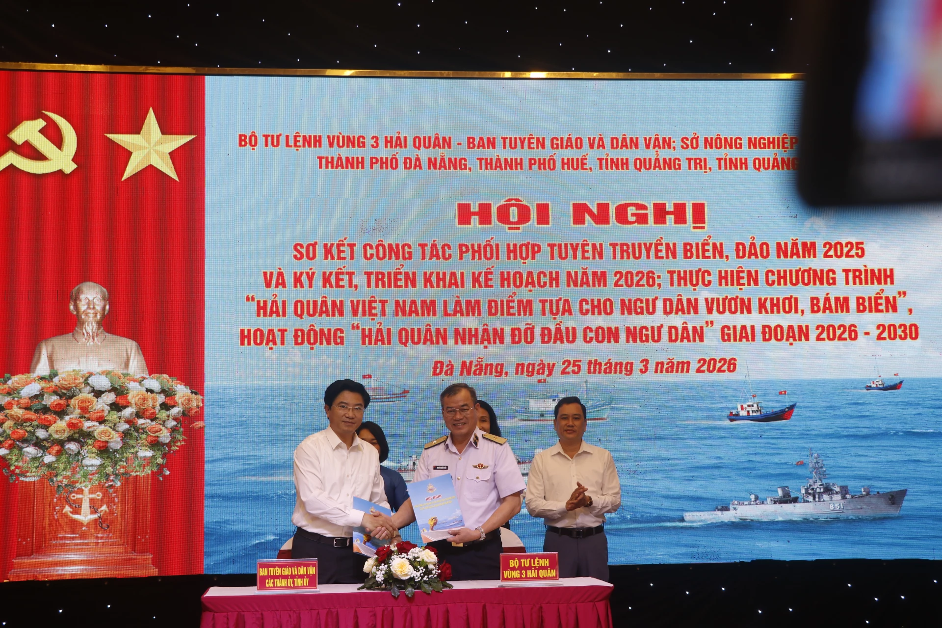 Trưởng ban Tuyên giáo và Dân vận Tỉnh uỷ Trương An Ninh ký kết phối hợp tuyên truyền với Vùng 3 Hải quân- Ảnh: Mai Linh