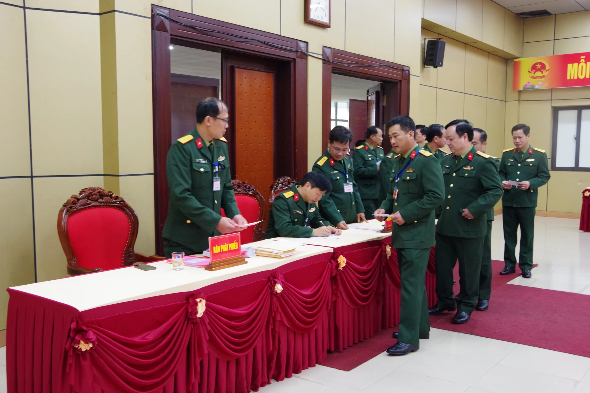 Các cử tri nhận phiếu bầu tại Cơ quan Bộ Chỉ huy Quân sự tỉnh Quảng Trị thuộc khu vực bỏ phiếu số 26, phường Đồng Hới