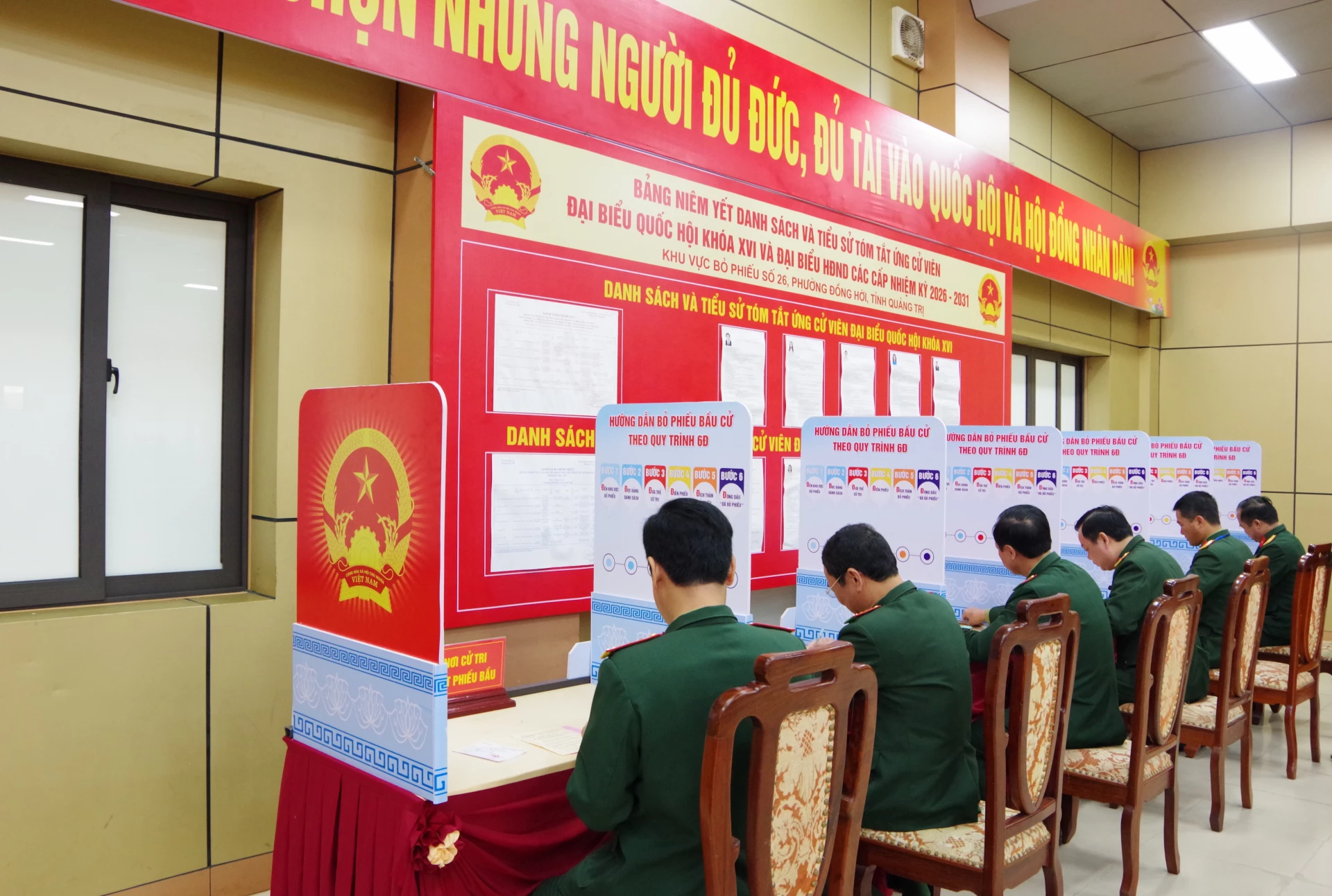 các cử tri tiến hành ghi phiếu bầu tại Cơ quan Bộ Chỉ huy Quân sự tỉnh Quảng Trị thuộc khu vực bỏ phiếu số 26, phường Đồng Hới
