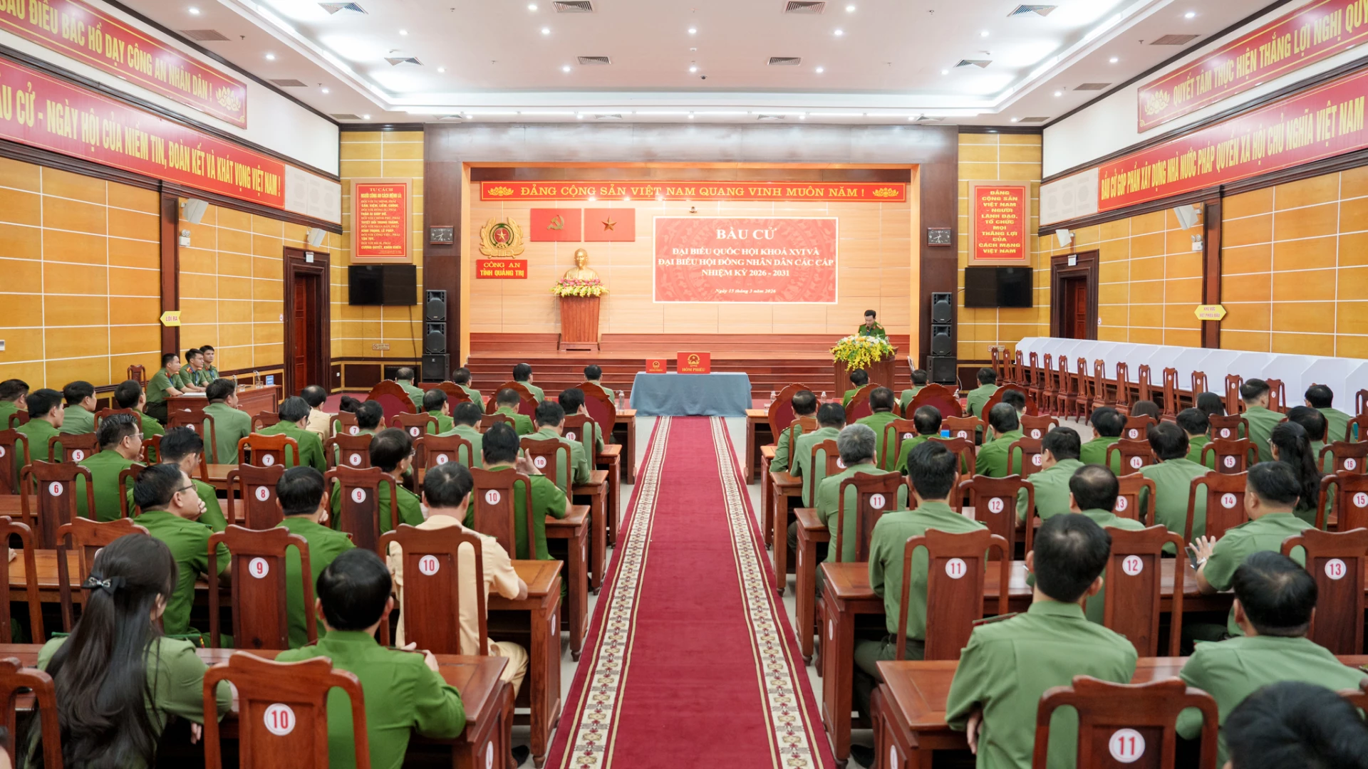 Các đại biểu, cử tri tham dự lễ khai mạc.