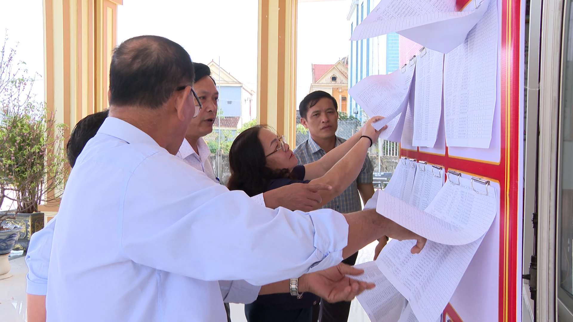 Kiểm tra danh sách cử tri đã được niêm yết - Ảnh: N.H