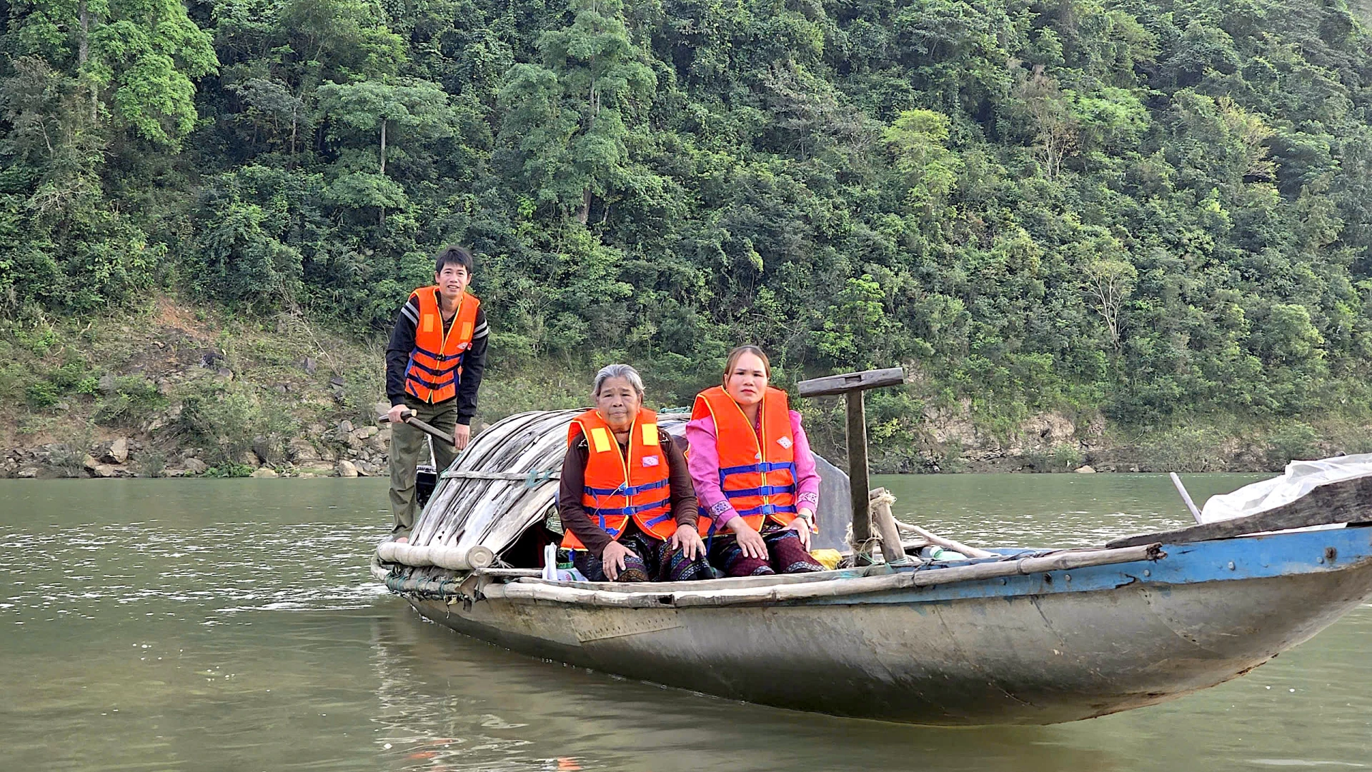 Cử tri vượt sông Long Đại đi bầu cử sớm tại bản Hôi Rấy - Ảnh: Q.N