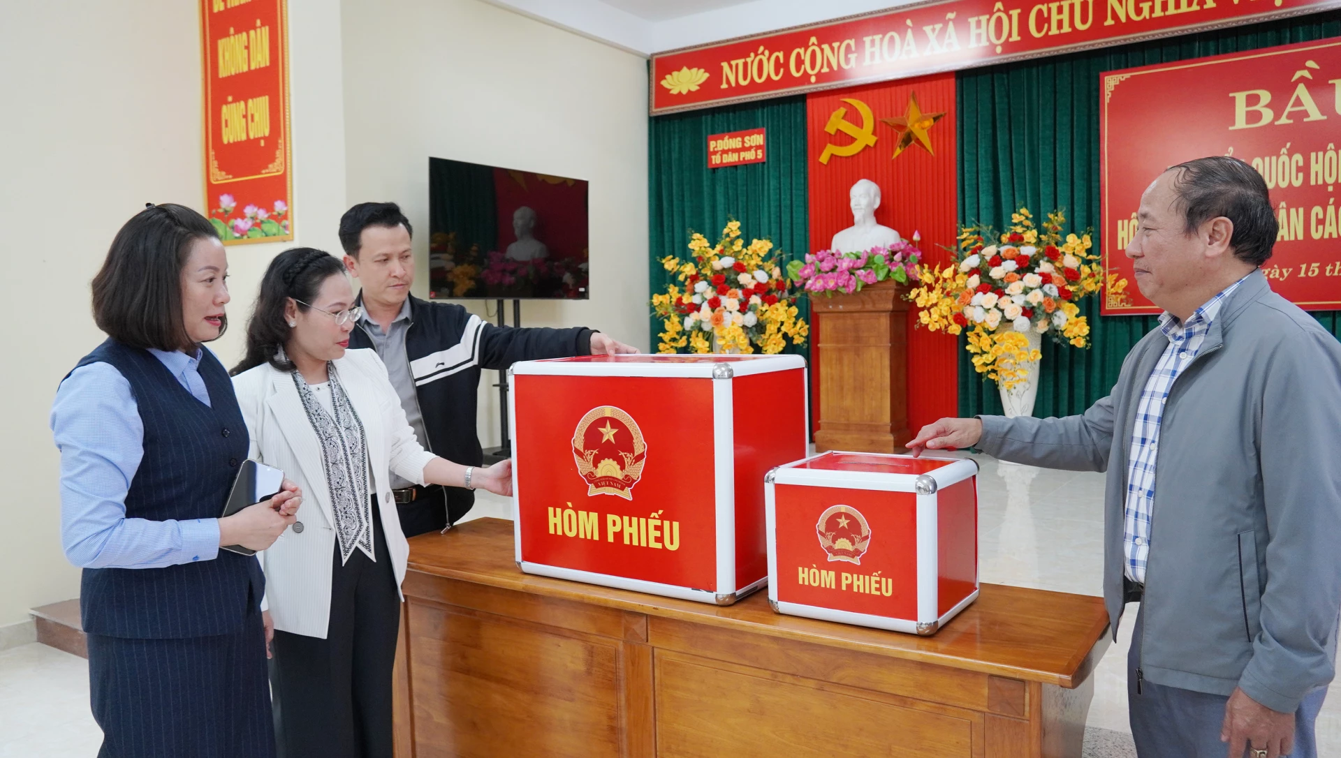 Đoàn kiểm tra tại một điểm bỏ phiếu trên địa bàn phường Đồng Sơn - Ảnh: C.H